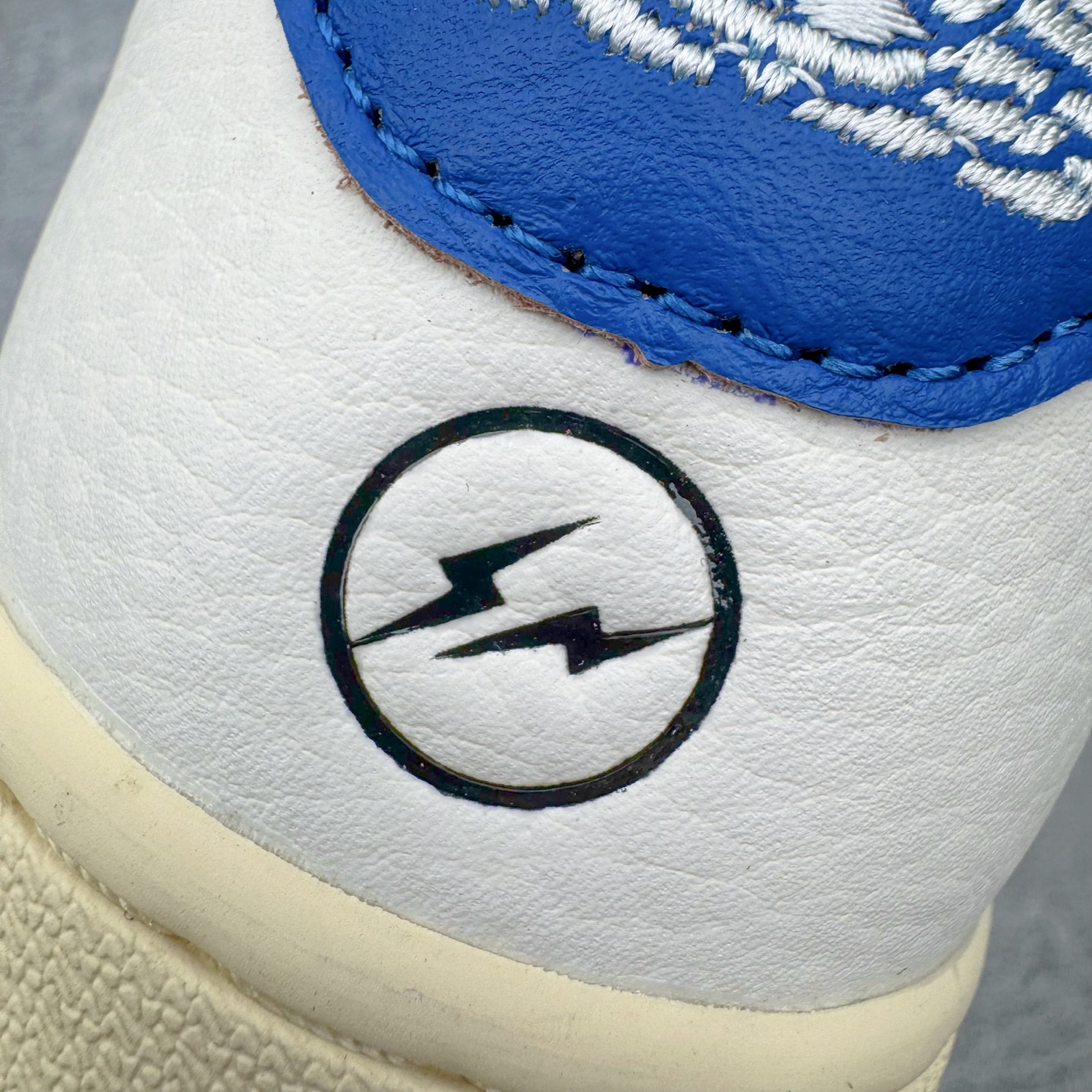 图片[14]-＃PK纯原 Travis Scott x Air Jordan AJ1 Low OG SP TS联名倒钩低帮 白蓝 DM7866-104 圈内最强倒钩系列 高端零售特供批次 产品品控稳定性领先行业 各方面均可对飙L版 良心定价不杀猪 SZ原厂全套原楦原纸板冲刀磨具开发 原厂皮料加持 原厂港宝加持定型后跟R度完美 同源原厂电绣 鬼脸飞翼针数密度立体效果一致 百分百一致原鞋 原厂拉帮工艺 针距密度一致 后跟弧度收口自然不对折 极致一眼正品既视感 进口玻璃冲刀皮料裁剪零毛边 全鞋电脑针车工艺 品控清洁度最高QC检验标准 免检产品 原厂订购鞋盒、鞋标、防尘纸、鞋撑、鞋带 追求极致的原厂味道 尺码：36 36.5 37.5 38 38.5 39 40 40.5 41 42 42.5 43 44 44.5 45 46 47.5-选品中心