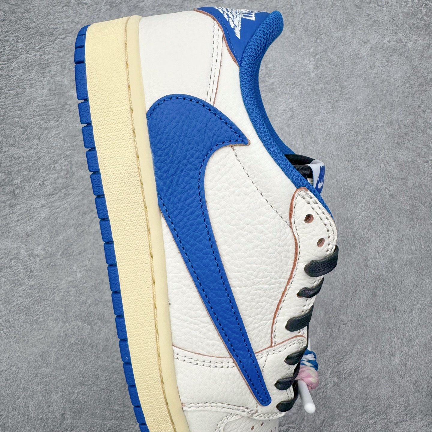 图片[6]-＃PK纯原 Travis Scott x Air Jordan AJ1 Low OG SP TS联名倒钩低帮 白蓝 DM7866-104 圈内最强倒钩系列 高端零售特供批次 产品品控稳定性领先行业 各方面均可对飙L版 良心定价不杀猪 SZ原厂全套原楦原纸板冲刀磨具开发 原厂皮料加持 原厂港宝加持定型后跟R度完美 同源原厂电绣 鬼脸飞翼针数密度立体效果一致 百分百一致原鞋 原厂拉帮工艺 针距密度一致 后跟弧度收口自然不对折 极致一眼正品既视感 进口玻璃冲刀皮料裁剪零毛边 全鞋电脑针车工艺 品控清洁度最高QC检验标准 免检产品 原厂订购鞋盒、鞋标、防尘纸、鞋撑、鞋带 追求极致的原厂味道 尺码：36 36.5 37.5 38 38.5 39 40 40.5 41 42 42.5 43 44 44.5 45 46 47.5-选品中心