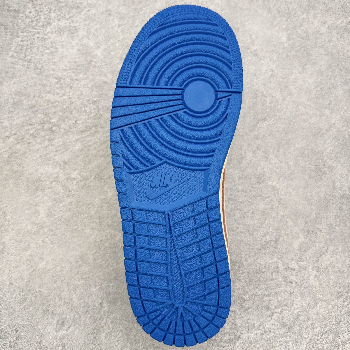 图片[9]-＃PK纯原 Travis Scott x Air Jordan AJ1 Low OG SP TS联名倒钩低帮 白蓝 DM7866-104 圈内最强倒钩系列 高端零售特供批次 产品品控稳定性领先行业 各方面均可对飙L版 良心定价不杀猪 SZ原厂全套原楦原纸板冲刀磨具开发 原厂皮料加持 原厂港宝加持定型后跟R度完美 同源原厂电绣 鬼脸飞翼针数密度立体效果一致 百分百一致原鞋 原厂拉帮工艺 针距密度一致 后跟弧度收口自然不对折 极致一眼正品既视感 进口玻璃冲刀皮料裁剪零毛边 全鞋电脑针车工艺 品控清洁度最高QC检验标准 免检产品 原厂订购鞋盒、鞋标、防尘纸、鞋撑、鞋带 追求极致的原厂味道 尺码：36 36.5 37.5 38 38.5 39 40 40.5 41 42 42.5 43 44 44.5 45 46 47.5-选品中心