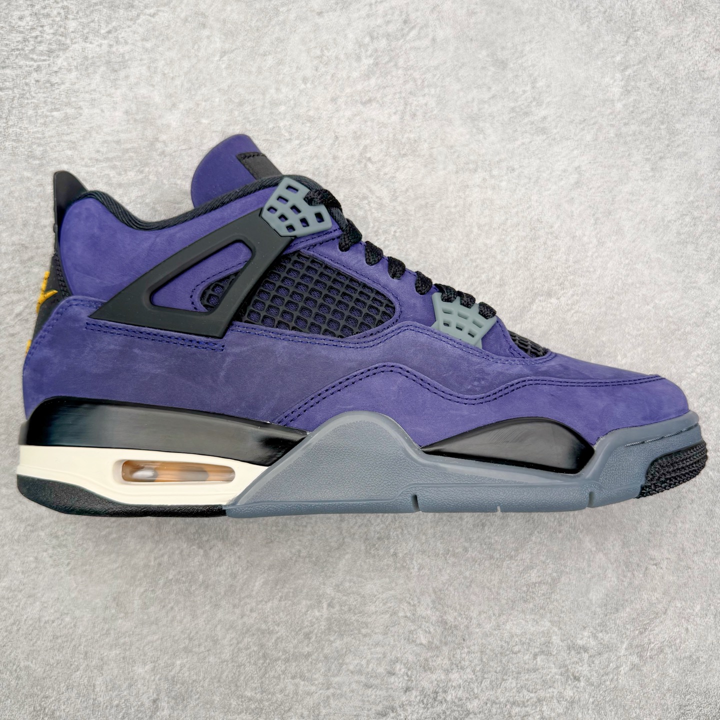＃GX Air Jordan AJ4 Retro “Imperial Purple” 帝王紫 FV5029-500 全新批次 重点区分市面 唯一正确细节 后跟饰片中心位置有合模线 超弹硅胶材质 内层不织布补强 补强为硅胶提供更强耐久性 避免断裂 圈内最强四代 独家外贸特供尺码含 45.5 49.5 50.5 耗时半年巨作 全套原纸板楦头开发 原厂特供皮料加持 确保原汁原味 完美呈现四代版型 一比一鞋头弧度高度鞋身弧度 数据细节工艺流程均保持原鞋一致 原厂TPU网格鞋带扣 正确内里网布 菱角分明不变形无多余毛边 柔软性质感一致于原鞋 市场唯一原厂鞋扣模具 背面可见隐藏注塑口 原厂织唛标 原厂飞人电绣工艺 尾指中部跳三针 独家绑鞋带手法 印刷中底布 四线拉帮 米色美纹纸贴合固定 进口港宝加持 后跟自然饱满 全鞋荧光划线卡点 追求极致完美 每一双都是工艺品 多重QC质检 超越公司货的品控标准 实实在在的免检产品 尺码：40 40.5 41 42 42.5 43 44 44.5 45 45.5 46 47.5 48.5 49.5 50.5-选品中心