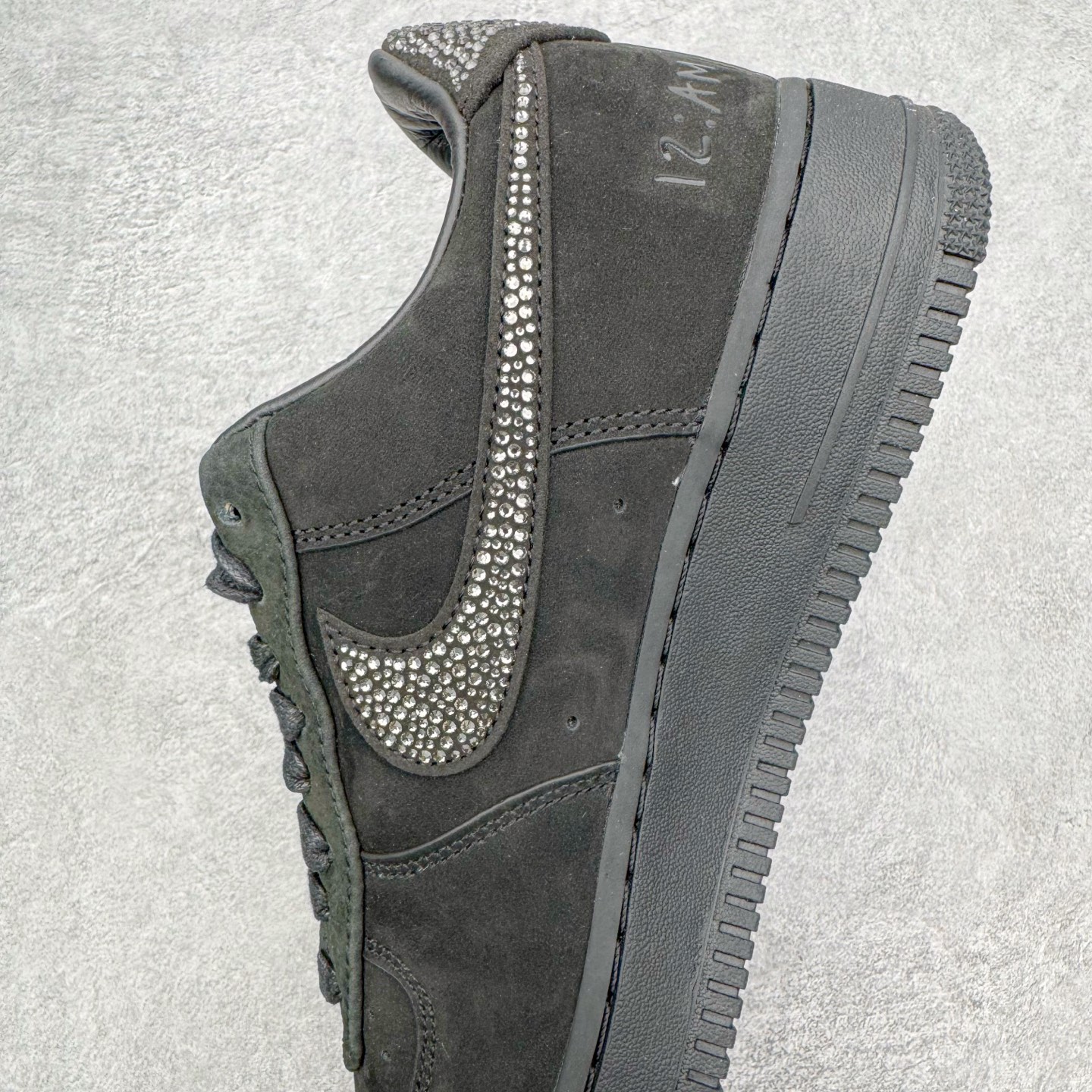 图片[7]-＃纯原 Swarovski x Ja Morant x Nike Air Force 1 空军一号莫兰特斯华洛世奇 三方联名 黑钻石 IQ9772-001 独家私模2025全新鱼鳞纹大底 咬花纹路更加清晰 全新排版鞋头倒置五角星 五角星对比旧版老版本 间距放大 星星缩小 全套官方原配件 防尘布袋 全鞋电脑针车 工整有序 视觉效果满分 原厂拉帮手法 标准四线 密度针距针孔大小控制到位 原装反口里网布海绵 正确卡色网眼大小 新版鞋撑改用纸团代替 原厂港宝加持完美还原灵魂版型 从里到外百分百还原 内置Sole气垫 中底白色背胶 已经无限的接近公司 原厂楦头 原厂刺绣 后跟弧度完美 独家私模最大开发到48.5 尺码：40 40.5 41 42 42.5 43 44 44.5 45 46 47.5 48.5-选品中心