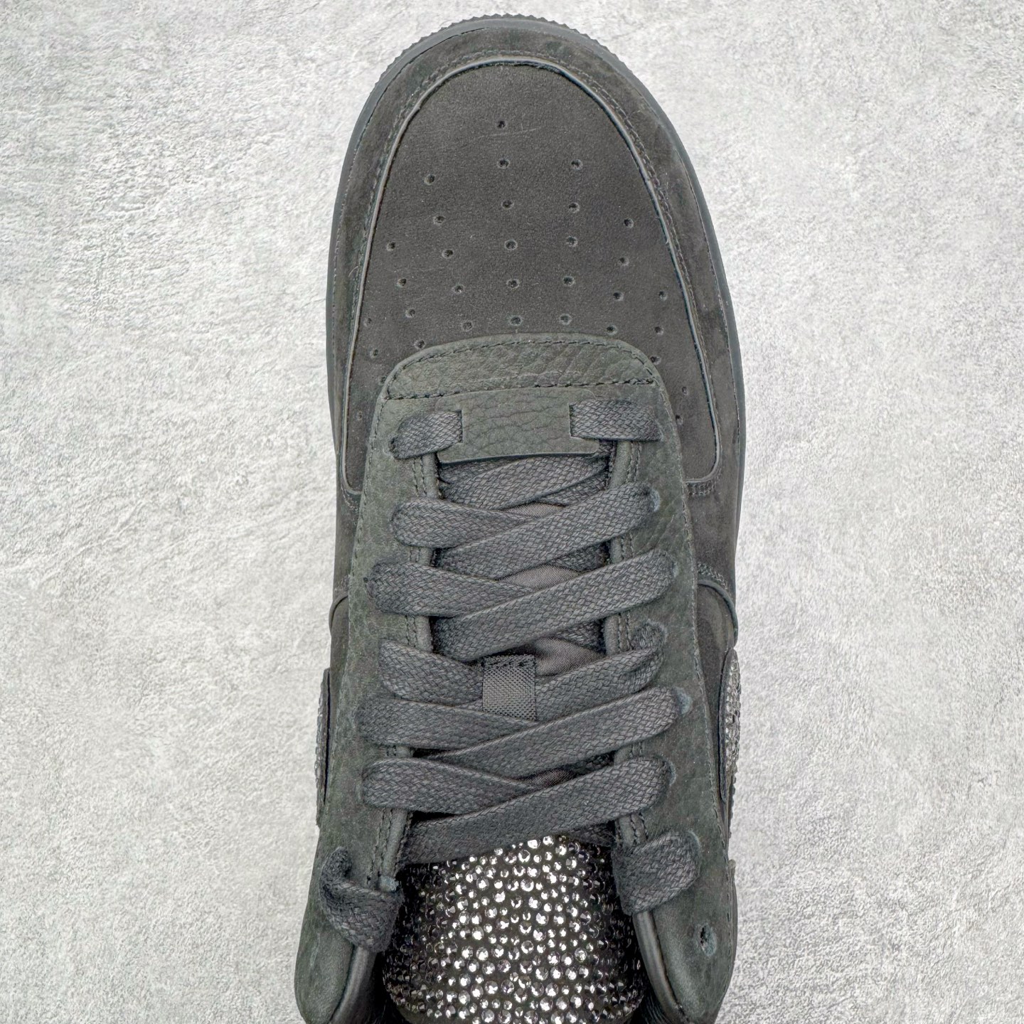 图片[4]-＃纯原 Swarovski x Ja Morant x Nike Air Force 1 空军一号莫兰特斯华洛世奇 三方联名 黑钻石 IQ9772-001 独家私模2025全新鱼鳞纹大底 咬花纹路更加清晰 全新排版鞋头倒置五角星 五角星对比旧版老版本 间距放大 星星缩小 全套官方原配件 防尘布袋 全鞋电脑针车 工整有序 视觉效果满分 原厂拉帮手法 标准四线 密度针距针孔大小控制到位 原装反口里网布海绵 正确卡色网眼大小 新版鞋撑改用纸团代替 原厂港宝加持完美还原灵魂版型 从里到外百分百还原 内置Sole气垫 中底白色背胶 已经无限的接近公司 原厂楦头 原厂刺绣 后跟弧度完美 独家私模最大开发到48.5 尺码：40 40.5 41 42 42.5 43 44 44.5 45 46 47.5 48.5-选品中心