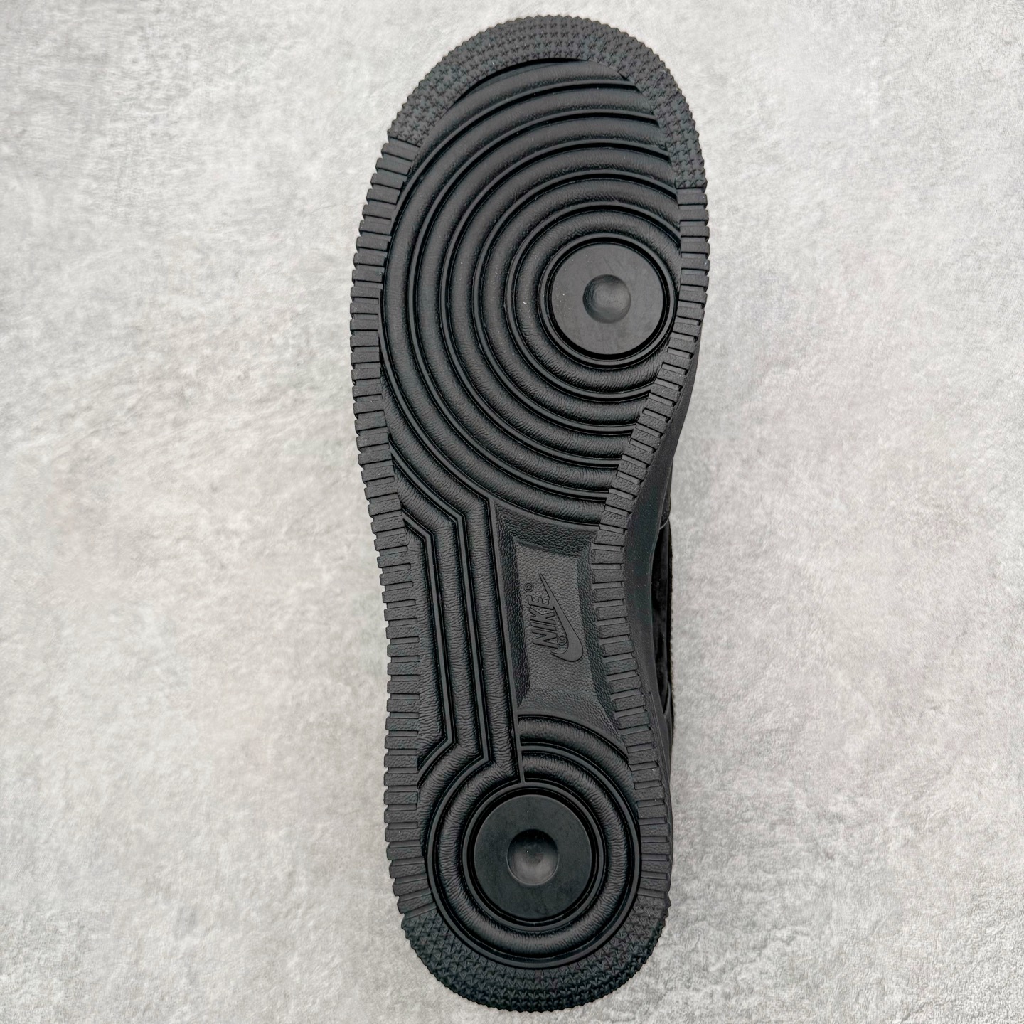 图片[9]-＃纯原 Swarovski x Ja Morant x Nike Air Force 1 空军一号莫兰特斯华洛世奇 三方联名 黑钻石 IQ9772-001 独家私模2025全新鱼鳞纹大底 咬花纹路更加清晰 全新排版鞋头倒置五角星 五角星对比旧版老版本 间距放大 星星缩小 全套官方原配件 防尘布袋 全鞋电脑针车 工整有序 视觉效果满分 原厂拉帮手法 标准四线 密度针距针孔大小控制到位 原装反口里网布海绵 正确卡色网眼大小 新版鞋撑改用纸团代替 原厂港宝加持完美还原灵魂版型 从里到外百分百还原 内置Sole气垫 中底白色背胶 已经无限的接近公司 原厂楦头 原厂刺绣 后跟弧度完美 独家私模最大开发到48.5 尺码：40 40.5 41 42 42.5 43 44 44.5 45 46 47.5 48.5-选品中心