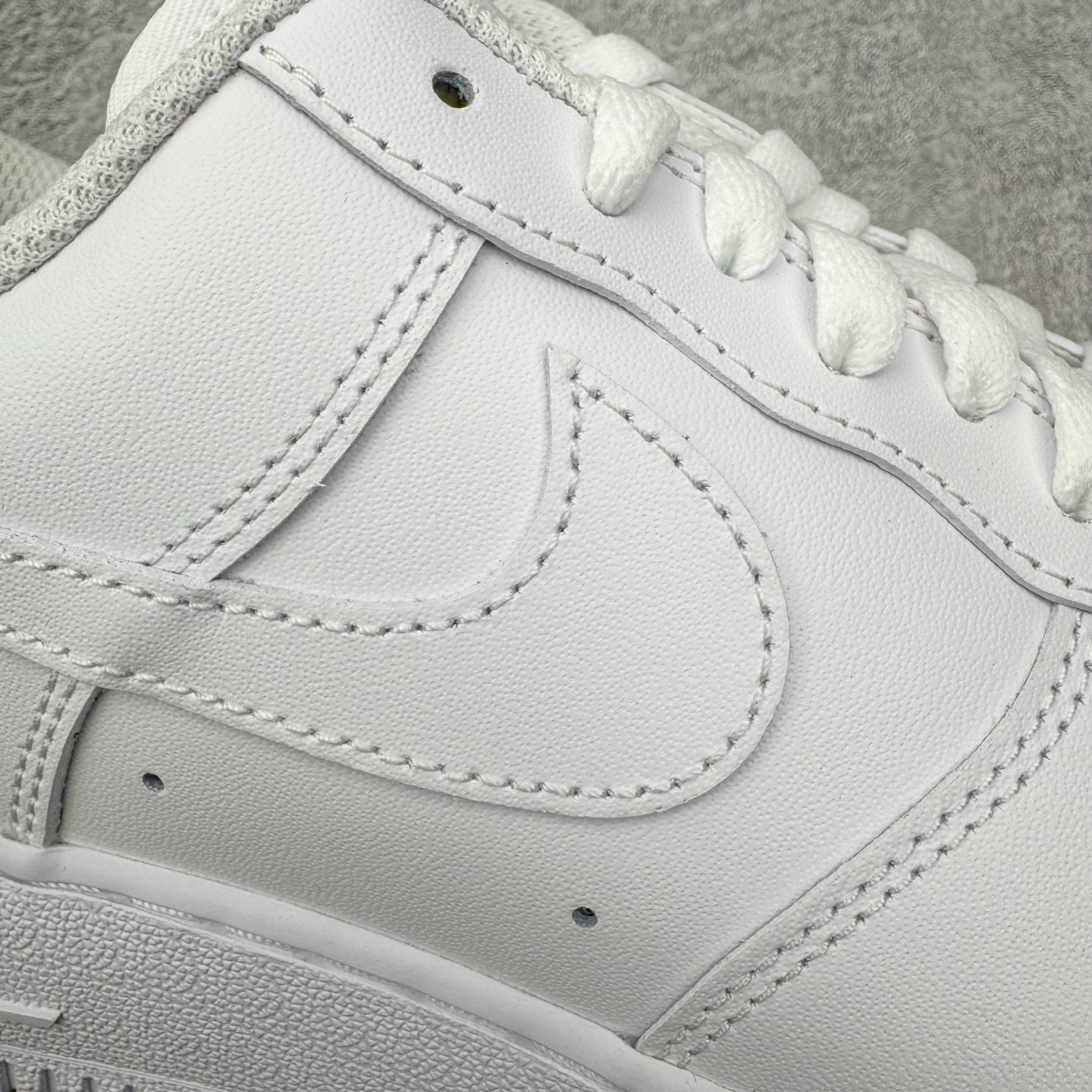 图片[11]-＃PK纯原 NK Air Force 1 Low \’07 空军一号低帮经典板鞋 2025新版 纯白 CW2288-111 独家私模2025全新鱼鳞纹大底 咬花纹路更加清晰 全新排版鞋头倒置五角星 五角星对比旧版老版本 间距放大 星星缩小 全套官方原配件 防尘布袋 全鞋电脑针车 工整有序 视觉效果满分 原厂拉帮手法 标准四线 密度针距针孔大小控制到位 原装反口里网布海绵 正确卡色网眼大小 新版鞋撑改用纸团代替 原厂港宝加持完美还原灵魂版型 从里到外百分百还原 内置Sole气垫 中底白色背胶 已经无限的接近公司 原厂楦头 原厂刺绣 后跟弧度完美 尺码：35.5 36 36.5 37.5 38 38.5 39 40 40.5 41 42 42.5 43 44 44.5 45 46-选品中心