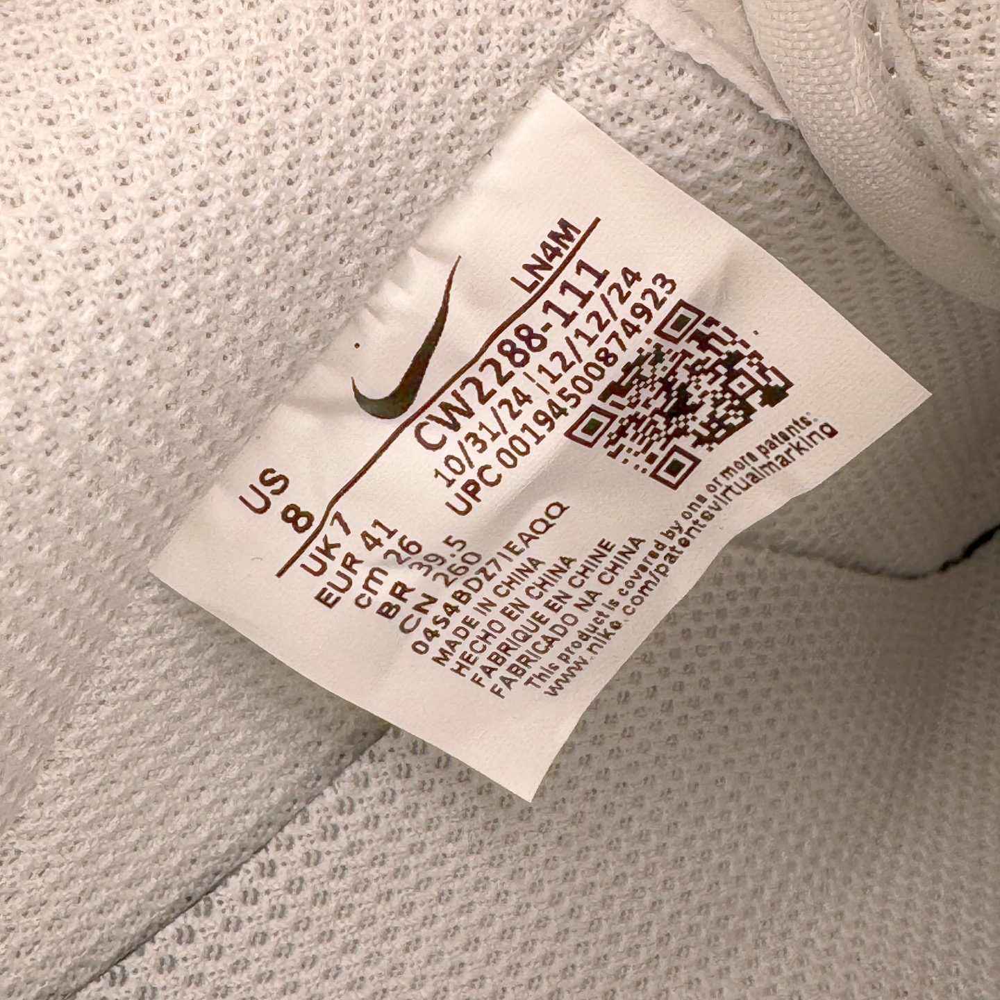 图片[18]-＃PK纯原 NK Air Force 1 Low \’07 空军一号低帮经典板鞋 2025新版 纯白 CW2288-111 独家私模2025全新鱼鳞纹大底 咬花纹路更加清晰 全新排版鞋头倒置五角星 五角星对比旧版老版本 间距放大 星星缩小 全套官方原配件 防尘布袋 全鞋电脑针车 工整有序 视觉效果满分 原厂拉帮手法 标准四线 密度针距针孔大小控制到位 原装反口里网布海绵 正确卡色网眼大小 新版鞋撑改用纸团代替 原厂港宝加持完美还原灵魂版型 从里到外百分百还原 内置Sole气垫 中底白色背胶 已经无限的接近公司 原厂楦头 原厂刺绣 后跟弧度完美 尺码：35.5 36 36.5 37.5 38 38.5 39 40 40.5 41 42 42.5 43 44 44.5 45 46-选品中心