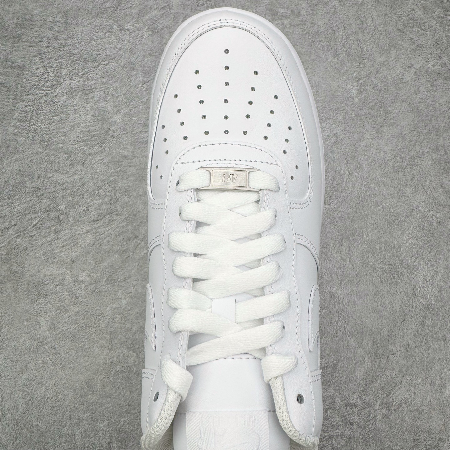 图片[4]-＃PK纯原 NK Air Force 1 Low \’07 空军一号低帮经典板鞋 2025新版 纯白 CW2288-111 独家私模2025全新鱼鳞纹大底 咬花纹路更加清晰 全新排版鞋头倒置五角星 五角星对比旧版老版本 间距放大 星星缩小 全套官方原配件 防尘布袋 全鞋电脑针车 工整有序 视觉效果满分 原厂拉帮手法 标准四线 密度针距针孔大小控制到位 原装反口里网布海绵 正确卡色网眼大小 新版鞋撑改用纸团代替 原厂港宝加持完美还原灵魂版型 从里到外百分百还原 内置Sole气垫 中底白色背胶 已经无限的接近公司 原厂楦头 原厂刺绣 后跟弧度完美 尺码：35.5 36 36.5 37.5 38 38.5 39 40 40.5 41 42 42.5 43 44 44.5 45 46-选品中心