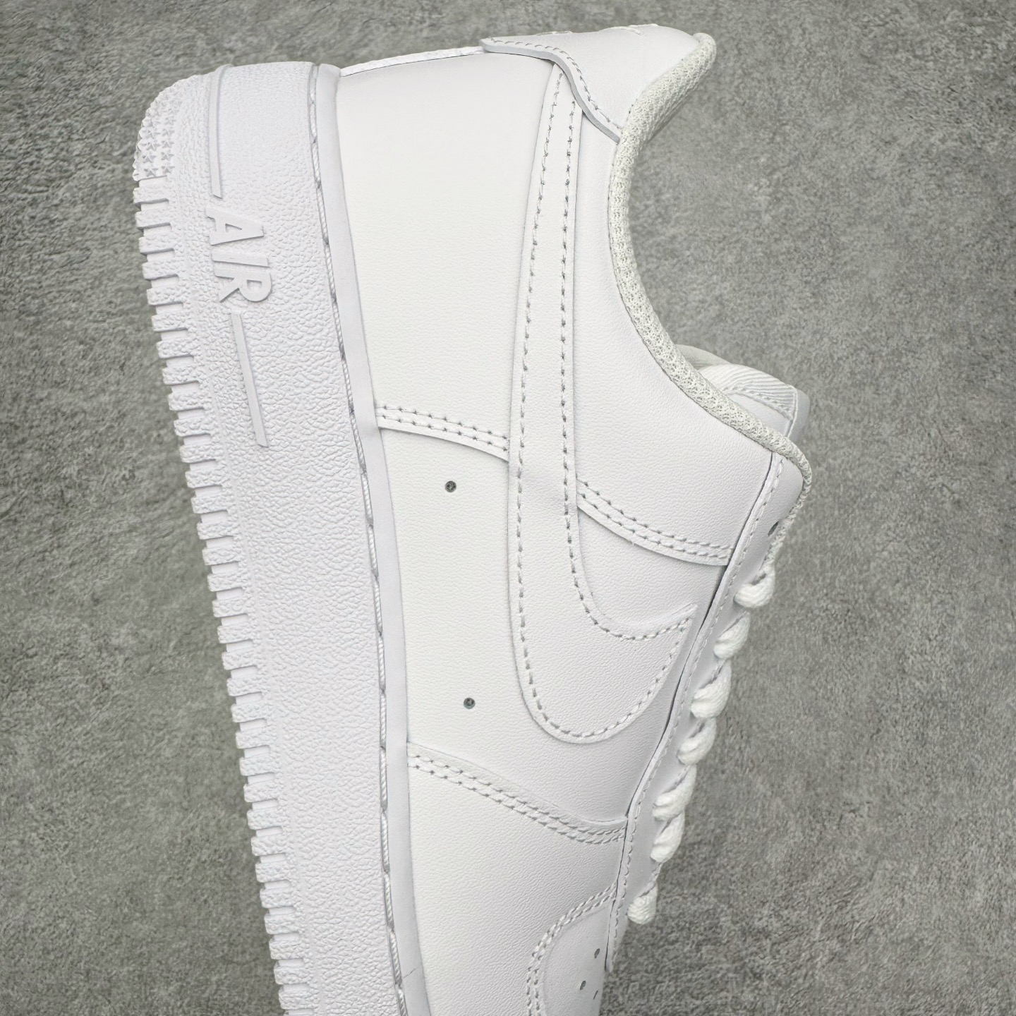 图片[6]-＃PK纯原 NK Air Force 1 Low \’07 空军一号低帮经典板鞋 2025新版 纯白 CW2288-111 独家私模2025全新鱼鳞纹大底 咬花纹路更加清晰 全新排版鞋头倒置五角星 五角星对比旧版老版本 间距放大 星星缩小 全套官方原配件 防尘布袋 全鞋电脑针车 工整有序 视觉效果满分 原厂拉帮手法 标准四线 密度针距针孔大小控制到位 原装反口里网布海绵 正确卡色网眼大小 新版鞋撑改用纸团代替 原厂港宝加持完美还原灵魂版型 从里到外百分百还原 内置Sole气垫 中底白色背胶 已经无限的接近公司 原厂楦头 原厂刺绣 后跟弧度完美 尺码：35.5 36 36.5 37.5 38 38.5 39 40 40.5 41 42 42.5 43 44 44.5 45 46-选品中心