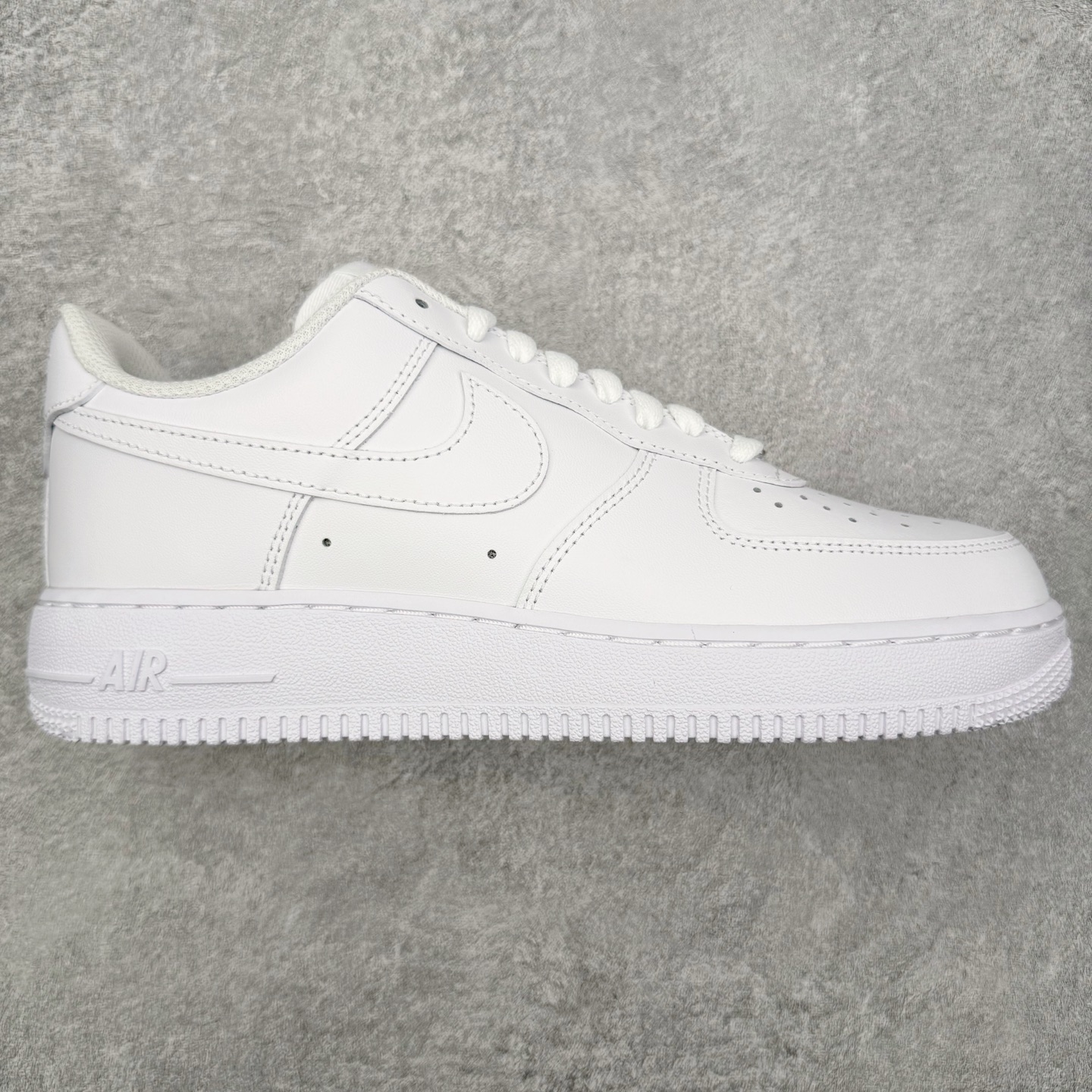＃PK纯原 NK Air Force 1 Low \'07 空军一号低帮经典板鞋 2025新版 纯白 CW2288-111 独家私模2025全新鱼鳞纹大底 咬花纹路更加清晰 全新排版鞋头倒置五角星 五角星对比旧版老版本 间距放大 星星缩小 全套官方原配件 防尘布袋 全鞋电脑针车 工整有序 视觉效果满分 原厂拉帮手法 标准四线 密度针距针孔大小控制到位 原装反口里网布海绵 正确卡色网眼大小 新版鞋撑改用纸团代替 原厂港宝加持完美还原灵魂版型 从里到外百分百还原 内置Sole气垫 中底白色背胶 已经无限的接近公司 原厂楦头 原厂刺绣 后跟弧度完美 尺码：35.5 36 36.5 37.5 38 38.5 39 40 40.5 41 42 42.5 43 44 44.5 45 46-选品中心