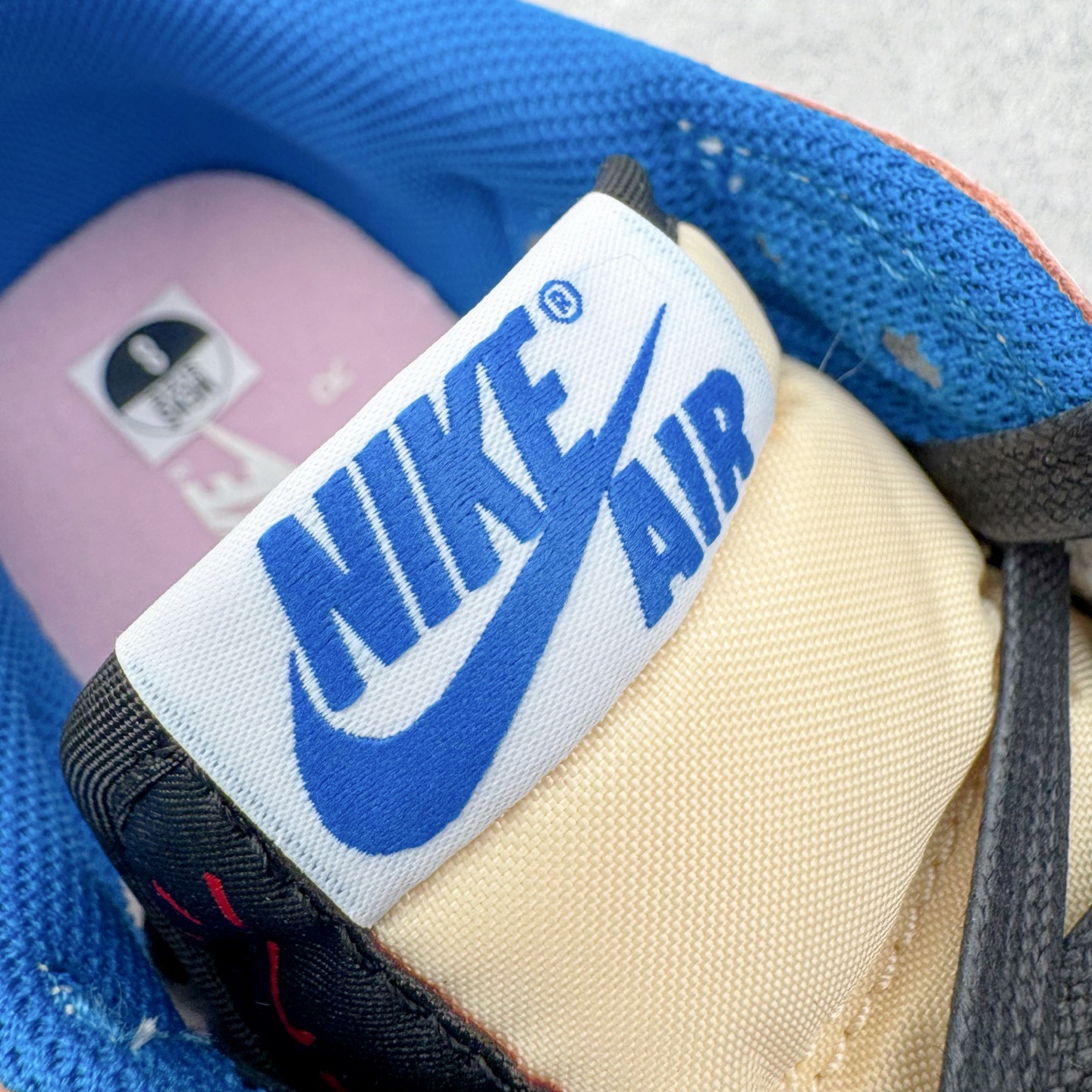 图片[16]-＃PK纯原 Travis Scott x Air Jordan AJ1 Low OG SP TS联名倒钩低帮 白蓝 DM7866-104 圈内最强倒钩系列 高端零售特供批次 产品品控稳定性领先行业 各方面均可对飙L版 良心定价不杀猪 SZ原厂全套原楦原纸板冲刀磨具开发 原厂皮料加持 原厂港宝加持定型后跟R度完美 同源原厂电绣 鬼脸飞翼针数密度立体效果一致 百分百一致原鞋 原厂拉帮工艺 针距密度一致 后跟弧度收口自然不对折 极致一眼正品既视感 进口玻璃冲刀皮料裁剪零毛边 全鞋电脑针车工艺 品控清洁度最高QC检验标准 免检产品 原厂订购鞋盒、鞋标、防尘纸、鞋撑、鞋带 追求极致的原厂味道 尺码：36 36.5 37.5 38 38.5 39 40 40.5 41 42 42.5 43 44 44.5 45 46 47.5-选品中心