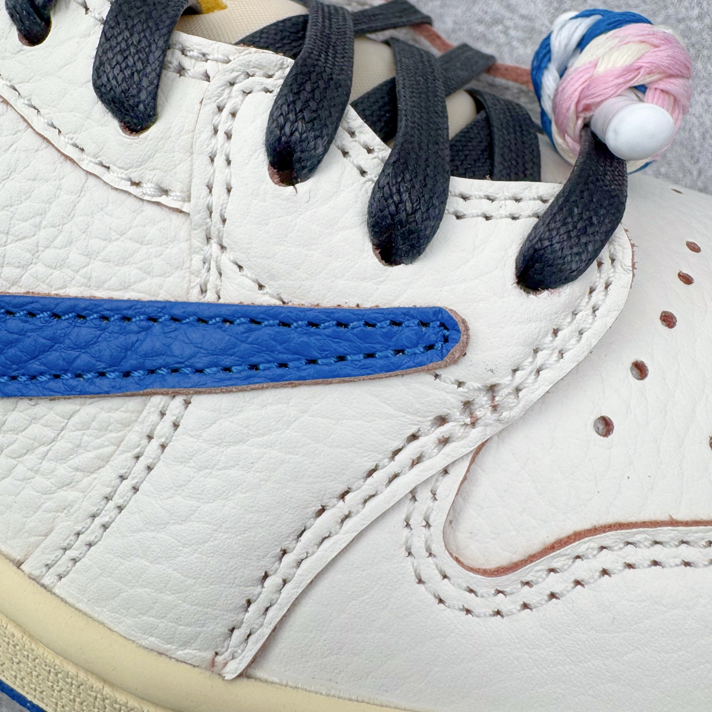 图片[20]-＃PK纯原 Travis Scott x Air Jordan AJ1 Low OG SP TS联名倒钩低帮 白蓝 DM7866-104 圈内最强倒钩系列 高端零售特供批次 产品品控稳定性领先行业 各方面均可对飙L版 良心定价不杀猪 SZ原厂全套原楦原纸板冲刀磨具开发 原厂皮料加持 原厂港宝加持定型后跟R度完美 同源原厂电绣 鬼脸飞翼针数密度立体效果一致 百分百一致原鞋 原厂拉帮工艺 针距密度一致 后跟弧度收口自然不对折 极致一眼正品既视感 进口玻璃冲刀皮料裁剪零毛边 全鞋电脑针车工艺 品控清洁度最高QC检验标准 免检产品 原厂订购鞋盒、鞋标、防尘纸、鞋撑、鞋带 追求极致的原厂味道 尺码：36 36.5 37.5 38 38.5 39 40 40.5 41 42 42.5 43 44 44.5 45 46 47.5-选品中心