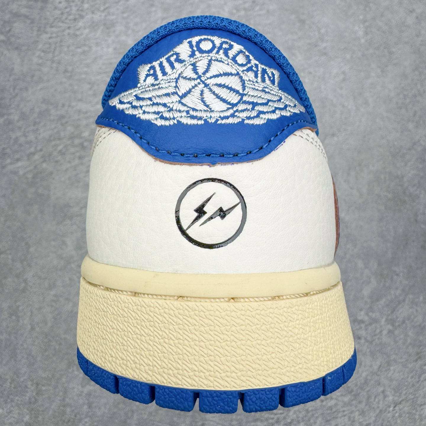 图片[8]-＃PK纯原 Travis Scott x Air Jordan AJ1 Low OG SP TS联名倒钩低帮 白蓝 DM7866-104 圈内最强倒钩系列 高端零售特供批次 产品品控稳定性领先行业 各方面均可对飙L版 良心定价不杀猪 SZ原厂全套原楦原纸板冲刀磨具开发 原厂皮料加持 原厂港宝加持定型后跟R度完美 同源原厂电绣 鬼脸飞翼针数密度立体效果一致 百分百一致原鞋 原厂拉帮工艺 针距密度一致 后跟弧度收口自然不对折 极致一眼正品既视感 进口玻璃冲刀皮料裁剪零毛边 全鞋电脑针车工艺 品控清洁度最高QC检验标准 免检产品 原厂订购鞋盒、鞋标、防尘纸、鞋撑、鞋带 追求极致的原厂味道 尺码：36 36.5 37.5 38 38.5 39 40 40.5 41 42 42.5 43 44 44.5 45 46 47.5-选品中心