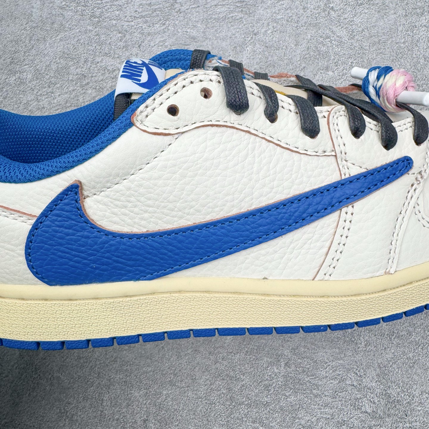 图片[19]-＃PK纯原 Travis Scott x Air Jordan AJ1 Low OG SP TS联名倒钩低帮 白蓝 DM7866-104 圈内最强倒钩系列 高端零售特供批次 产品品控稳定性领先行业 各方面均可对飙L版 良心定价不杀猪 SZ原厂全套原楦原纸板冲刀磨具开发 原厂皮料加持 原厂港宝加持定型后跟R度完美 同源原厂电绣 鬼脸飞翼针数密度立体效果一致 百分百一致原鞋 原厂拉帮工艺 针距密度一致 后跟弧度收口自然不对折 极致一眼正品既视感 进口玻璃冲刀皮料裁剪零毛边 全鞋电脑针车工艺 品控清洁度最高QC检验标准 免检产品 原厂订购鞋盒、鞋标、防尘纸、鞋撑、鞋带 追求极致的原厂味道 尺码：36 36.5 37.5 38 38.5 39 40 40.5 41 42 42.5 43 44 44.5 45 46 47.5-选品中心