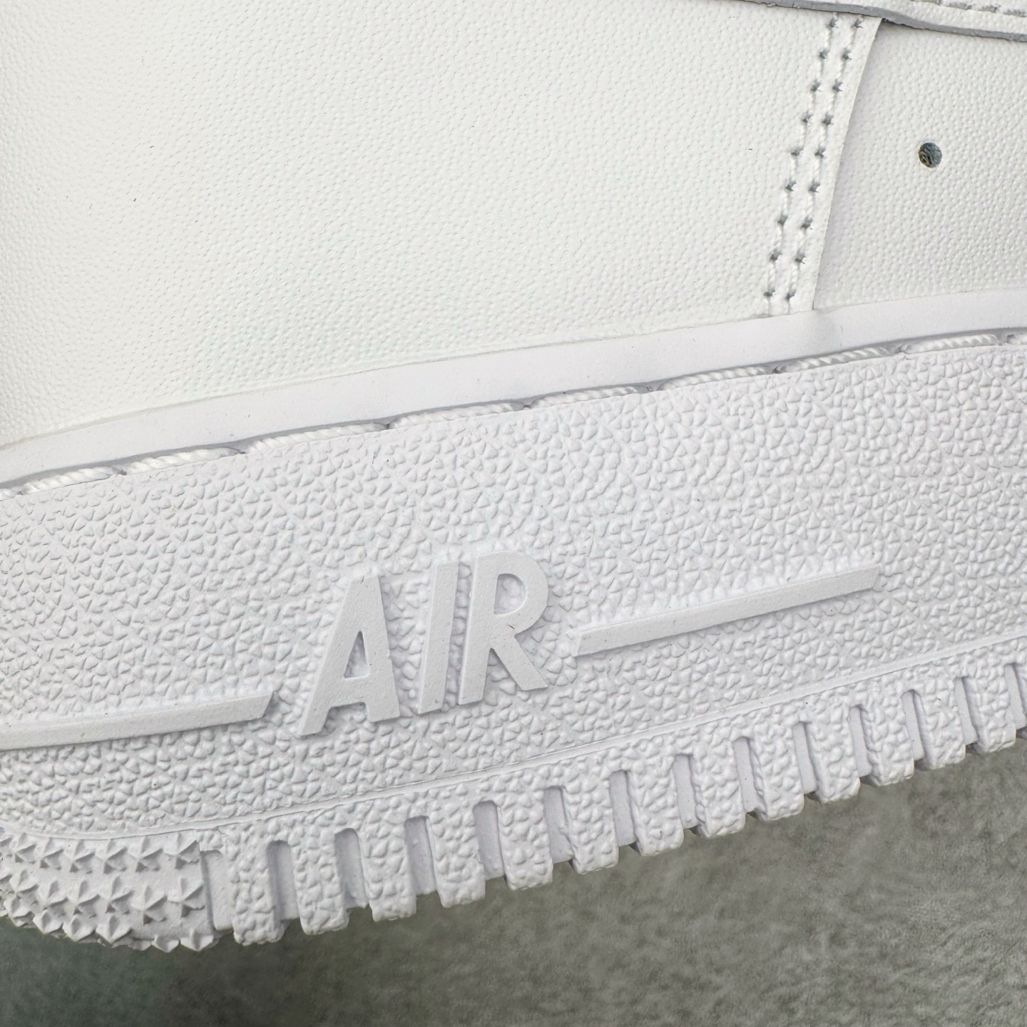 图片[13]-＃PK纯原 NK Air Force 1 Low \’07 空军一号低帮经典板鞋 2025新版 纯白 CW2288-111 独家私模2025全新鱼鳞纹大底 咬花纹路更加清晰 全新排版鞋头倒置五角星 五角星对比旧版老版本 间距放大 星星缩小 全套官方原配件 防尘布袋 全鞋电脑针车 工整有序 视觉效果满分 原厂拉帮手法 标准四线 密度针距针孔大小控制到位 原装反口里网布海绵 正确卡色网眼大小 新版鞋撑改用纸团代替 原厂港宝加持完美还原灵魂版型 从里到外百分百还原 内置Sole气垫 中底白色背胶 已经无限的接近公司 原厂楦头 原厂刺绣 后跟弧度完美 尺码：35.5 36 36.5 37.5 38 38.5 39 40 40.5 41 42 42.5 43 44 44.5 45 46-选品中心