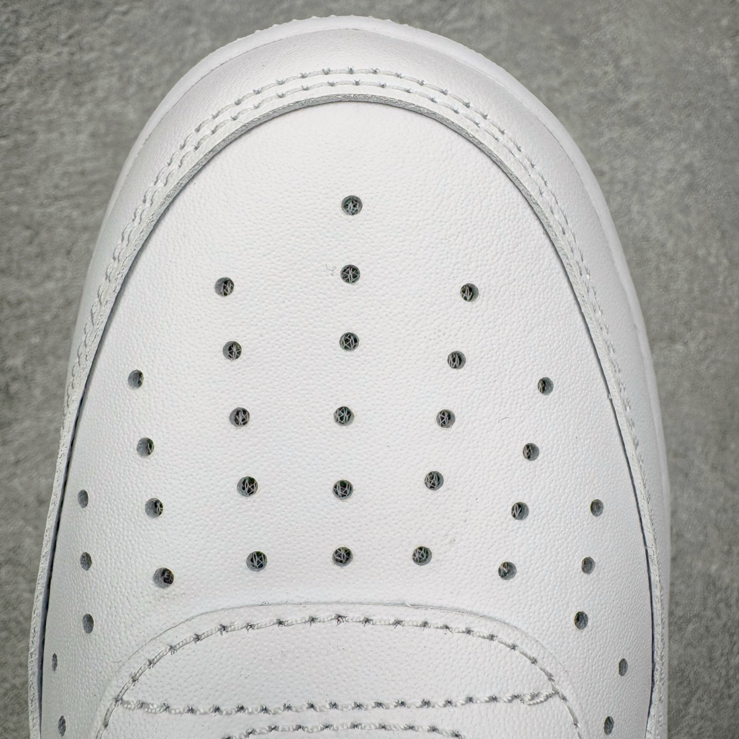 图片[16]-＃PK纯原 NK Air Force 1 Low \’07 空军一号低帮经典板鞋 2025新版 纯白 CW2288-111 独家私模2025全新鱼鳞纹大底 咬花纹路更加清晰 全新排版鞋头倒置五角星 五角星对比旧版老版本 间距放大 星星缩小 全套官方原配件 防尘布袋 全鞋电脑针车 工整有序 视觉效果满分 原厂拉帮手法 标准四线 密度针距针孔大小控制到位 原装反口里网布海绵 正确卡色网眼大小 新版鞋撑改用纸团代替 原厂港宝加持完美还原灵魂版型 从里到外百分百还原 内置Sole气垫 中底白色背胶 已经无限的接近公司 原厂楦头 原厂刺绣 后跟弧度完美 尺码：35.5 36 36.5 37.5 38 38.5 39 40 40.5 41 42 42.5 43 44 44.5 45 46-选品中心