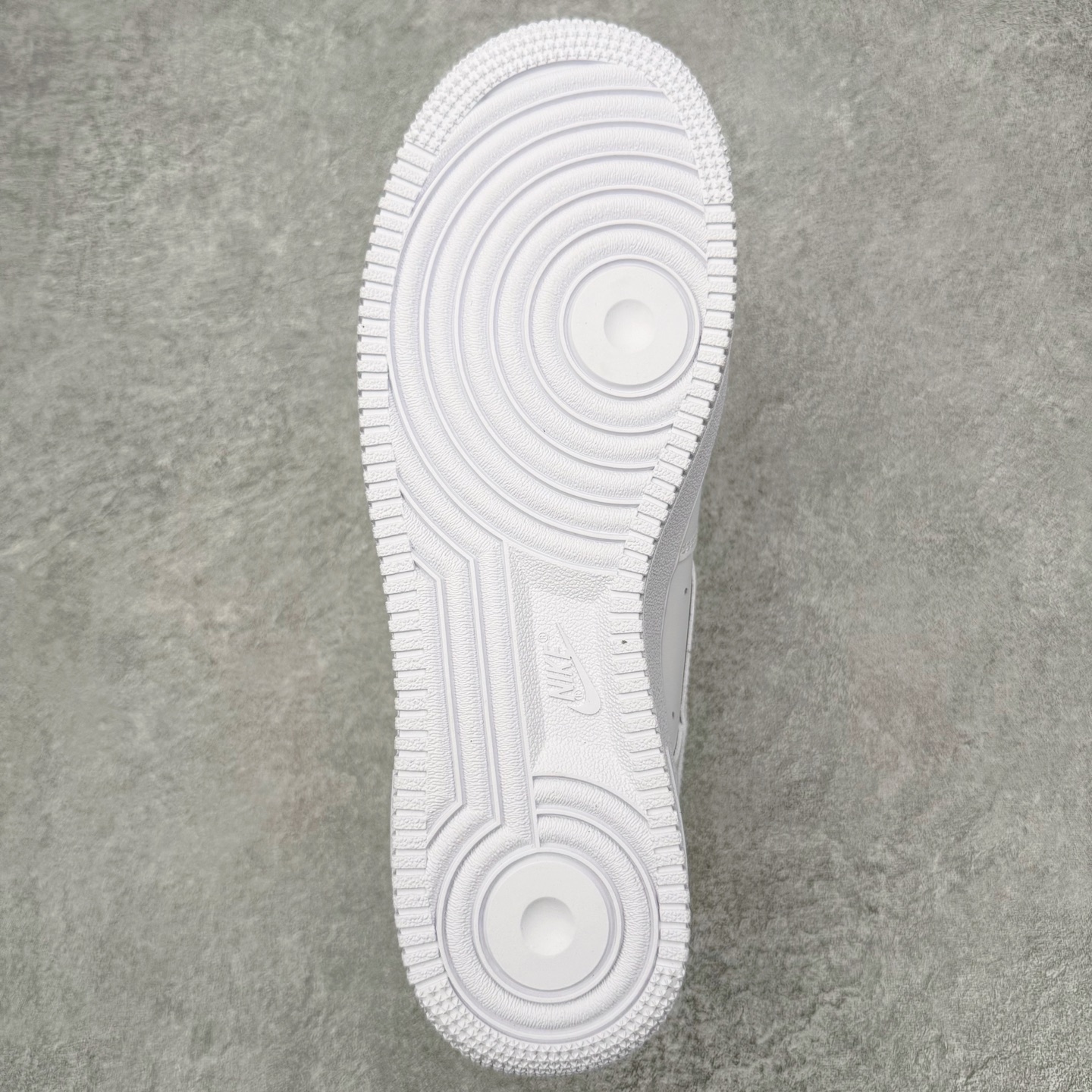 图片[9]-＃PK纯原 NK Air Force 1 Low \’07 空军一号低帮经典板鞋 2025新版 纯白 CW2288-111 独家私模2025全新鱼鳞纹大底 咬花纹路更加清晰 全新排版鞋头倒置五角星 五角星对比旧版老版本 间距放大 星星缩小 全套官方原配件 防尘布袋 全鞋电脑针车 工整有序 视觉效果满分 原厂拉帮手法 标准四线 密度针距针孔大小控制到位 原装反口里网布海绵 正确卡色网眼大小 新版鞋撑改用纸团代替 原厂港宝加持完美还原灵魂版型 从里到外百分百还原 内置Sole气垫 中底白色背胶 已经无限的接近公司 原厂楦头 原厂刺绣 后跟弧度完美 尺码：35.5 36 36.5 37.5 38 38.5 39 40 40.5 41 42 42.5 43 44 44.5 45 46-选品中心