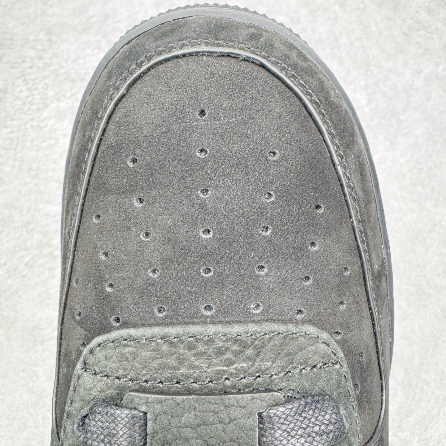 图片[10]-＃纯原 Swarovski x Ja Morant x Nike Air Force 1 空军一号莫兰特斯华洛世奇 三方联名 黑钻石 IQ9772-001 独家私模2025全新鱼鳞纹大底 咬花纹路更加清晰 全新排版鞋头倒置五角星 五角星对比旧版老版本 间距放大 星星缩小 全套官方原配件 防尘布袋 全鞋电脑针车 工整有序 视觉效果满分 原厂拉帮手法 标准四线 密度针距针孔大小控制到位 原装反口里网布海绵 正确卡色网眼大小 新版鞋撑改用纸团代替 原厂港宝加持完美还原灵魂版型 从里到外百分百还原 内置Sole气垫 中底白色背胶 已经无限的接近公司 原厂楦头 原厂刺绣 后跟弧度完美 独家私模最大开发到48.5 尺码：40 40.5 41 42 42.5 43 44 44.5 45 46 47.5 48.5-选品中心