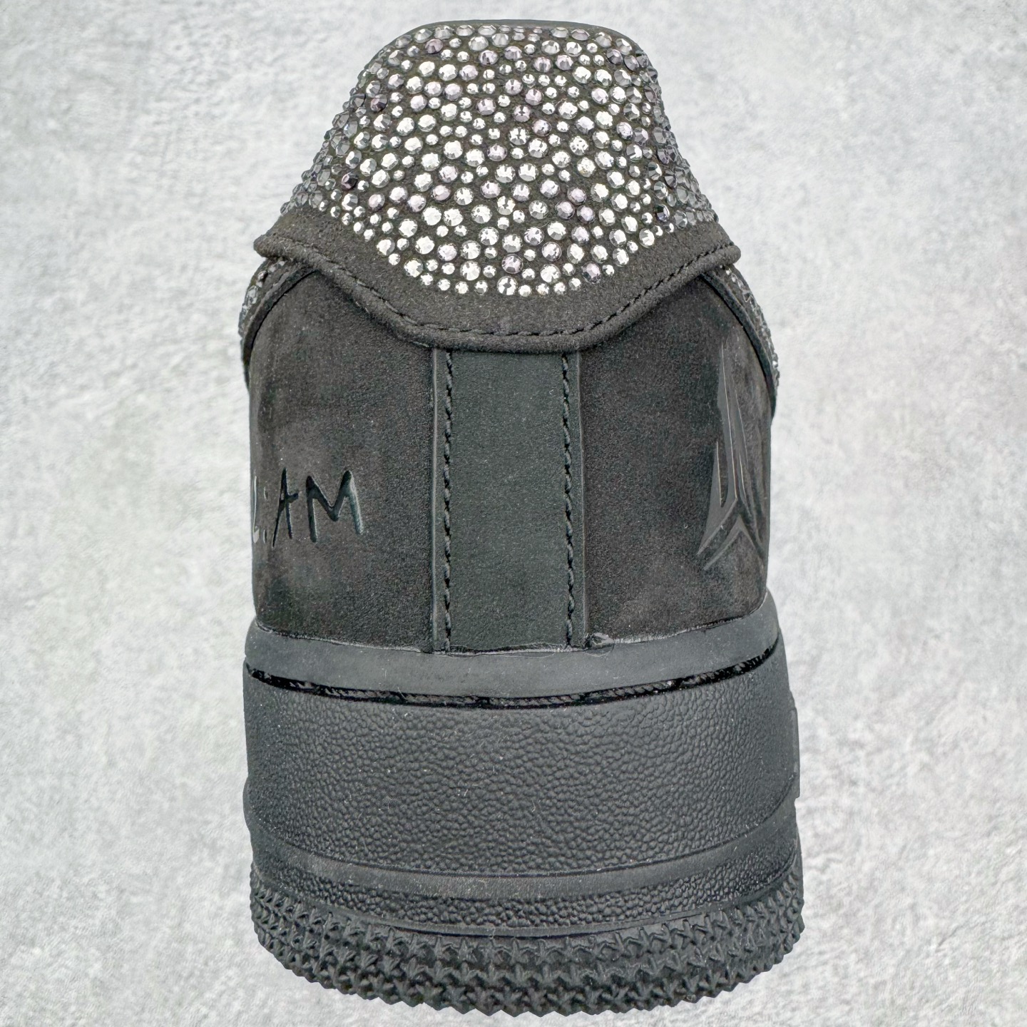 图片[8]-＃纯原 Swarovski x Ja Morant x Nike Air Force 1 空军一号莫兰特斯华洛世奇 三方联名 黑钻石 IQ9772-001 独家私模2025全新鱼鳞纹大底 咬花纹路更加清晰 全新排版鞋头倒置五角星 五角星对比旧版老版本 间距放大 星星缩小 全套官方原配件 防尘布袋 全鞋电脑针车 工整有序 视觉效果满分 原厂拉帮手法 标准四线 密度针距针孔大小控制到位 原装反口里网布海绵 正确卡色网眼大小 新版鞋撑改用纸团代替 原厂港宝加持完美还原灵魂版型 从里到外百分百还原 内置Sole气垫 中底白色背胶 已经无限的接近公司 原厂楦头 原厂刺绣 后跟弧度完美 独家私模最大开发到48.5 尺码：40 40.5 41 42 42.5 43 44 44.5 45 46 47.5 48.5-选品中心