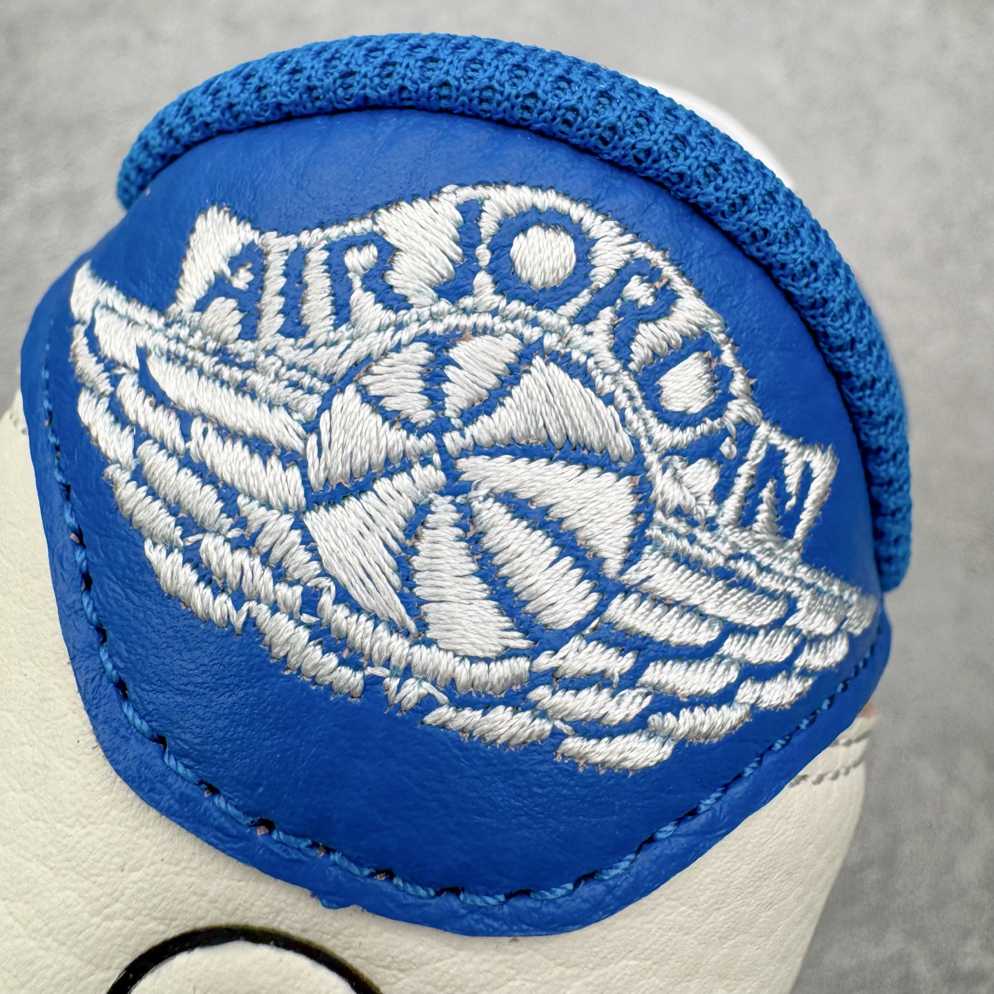 图片[15]-＃PK纯原 Travis Scott x Air Jordan AJ1 Low OG SP TS联名倒钩低帮 白蓝 DM7866-104 圈内最强倒钩系列 高端零售特供批次 产品品控稳定性领先行业 各方面均可对飙L版 良心定价不杀猪 SZ原厂全套原楦原纸板冲刀磨具开发 原厂皮料加持 原厂港宝加持定型后跟R度完美 同源原厂电绣 鬼脸飞翼针数密度立体效果一致 百分百一致原鞋 原厂拉帮工艺 针距密度一致 后跟弧度收口自然不对折 极致一眼正品既视感 进口玻璃冲刀皮料裁剪零毛边 全鞋电脑针车工艺 品控清洁度最高QC检验标准 免检产品 原厂订购鞋盒、鞋标、防尘纸、鞋撑、鞋带 追求极致的原厂味道 尺码：36 36.5 37.5 38 38.5 39 40 40.5 41 42 42.5 43 44 44.5 45 46 47.5-选品中心