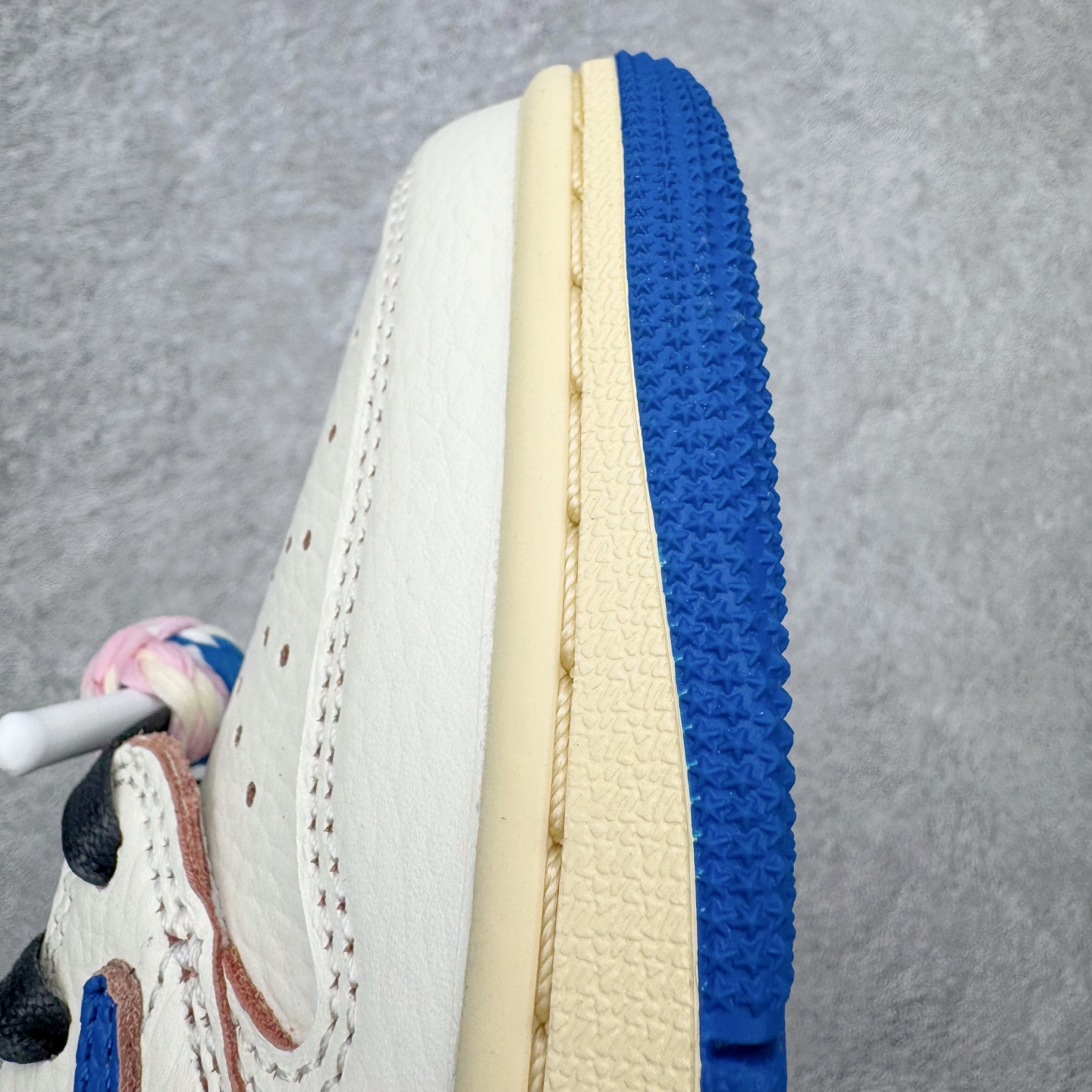 图片[18]-＃PK纯原 Travis Scott x Air Jordan AJ1 Low OG SP TS联名倒钩低帮 白蓝 DM7866-104 圈内最强倒钩系列 高端零售特供批次 产品品控稳定性领先行业 各方面均可对飙L版 良心定价不杀猪 SZ原厂全套原楦原纸板冲刀磨具开发 原厂皮料加持 原厂港宝加持定型后跟R度完美 同源原厂电绣 鬼脸飞翼针数密度立体效果一致 百分百一致原鞋 原厂拉帮工艺 针距密度一致 后跟弧度收口自然不对折 极致一眼正品既视感 进口玻璃冲刀皮料裁剪零毛边 全鞋电脑针车工艺 品控清洁度最高QC检验标准 免检产品 原厂订购鞋盒、鞋标、防尘纸、鞋撑、鞋带 追求极致的原厂味道 尺码：36 36.5 37.5 38 38.5 39 40 40.5 41 42 42.5 43 44 44.5 45 46 47.5-选品中心