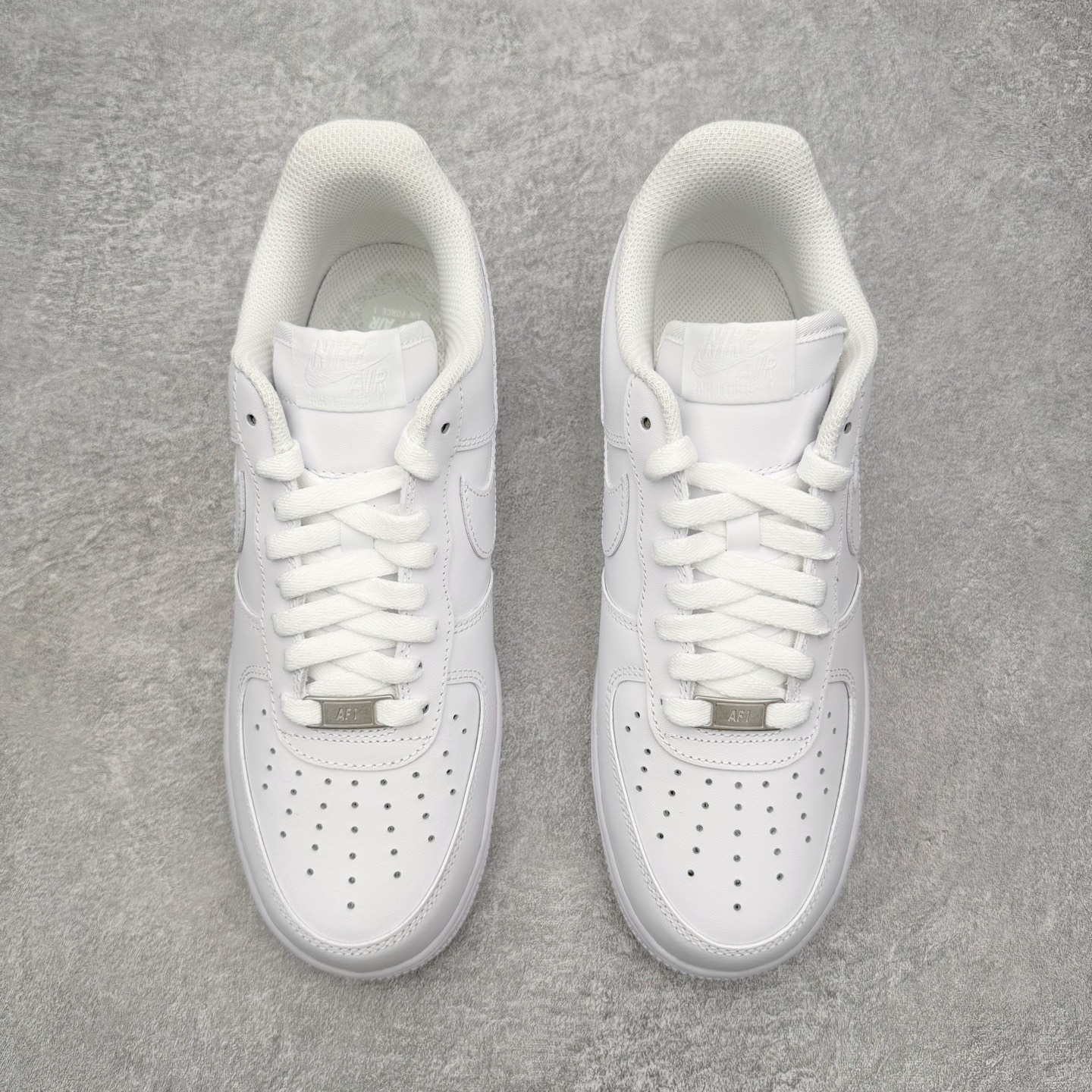 图片[2]-＃PK纯原 NK Air Force 1 Low \’07 空军一号低帮经典板鞋 2025新版 纯白 CW2288-111 独家私模2025全新鱼鳞纹大底 咬花纹路更加清晰 全新排版鞋头倒置五角星 五角星对比旧版老版本 间距放大 星星缩小 全套官方原配件 防尘布袋 全鞋电脑针车 工整有序 视觉效果满分 原厂拉帮手法 标准四线 密度针距针孔大小控制到位 原装反口里网布海绵 正确卡色网眼大小 新版鞋撑改用纸团代替 原厂港宝加持完美还原灵魂版型 从里到外百分百还原 内置Sole气垫 中底白色背胶 已经无限的接近公司 原厂楦头 原厂刺绣 后跟弧度完美 尺码：35.5 36 36.5 37.5 38 38.5 39 40 40.5 41 42 42.5 43 44 44.5 45 46-选品中心