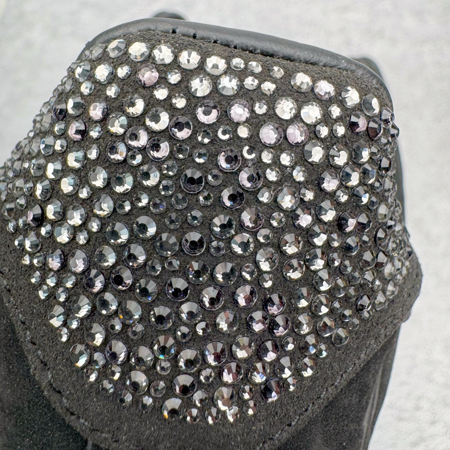 图片[19]-＃纯原 Swarovski x Ja Morant x Nike Air Force 1 空军一号莫兰特斯华洛世奇 三方联名 黑钻石 IQ9772-001 独家私模2025全新鱼鳞纹大底 咬花纹路更加清晰 全新排版鞋头倒置五角星 五角星对比旧版老版本 间距放大 星星缩小 全套官方原配件 防尘布袋 全鞋电脑针车 工整有序 视觉效果满分 原厂拉帮手法 标准四线 密度针距针孔大小控制到位 原装反口里网布海绵 正确卡色网眼大小 新版鞋撑改用纸团代替 原厂港宝加持完美还原灵魂版型 从里到外百分百还原 内置Sole气垫 中底白色背胶 已经无限的接近公司 原厂楦头 原厂刺绣 后跟弧度完美 独家私模最大开发到48.5 尺码：40 40.5 41 42 42.5 43 44 44.5 45 46 47.5 48.5-选品中心