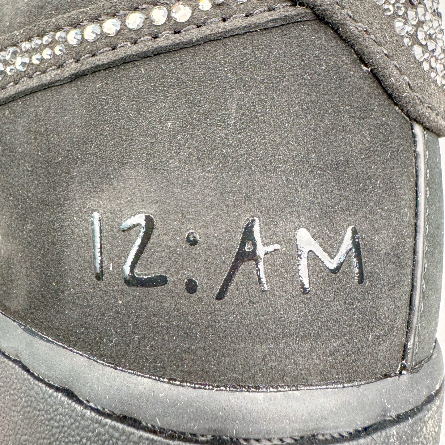 图片[18]-＃纯原 Swarovski x Ja Morant x Nike Air Force 1 空军一号莫兰特斯华洛世奇 三方联名 黑钻石 IQ9772-001 独家私模2025全新鱼鳞纹大底 咬花纹路更加清晰 全新排版鞋头倒置五角星 五角星对比旧版老版本 间距放大 星星缩小 全套官方原配件 防尘布袋 全鞋电脑针车 工整有序 视觉效果满分 原厂拉帮手法 标准四线 密度针距针孔大小控制到位 原装反口里网布海绵 正确卡色网眼大小 新版鞋撑改用纸团代替 原厂港宝加持完美还原灵魂版型 从里到外百分百还原 内置Sole气垫 中底白色背胶 已经无限的接近公司 原厂楦头 原厂刺绣 后跟弧度完美 独家私模最大开发到48.5 尺码：40 40.5 41 42 42.5 43 44 44.5 45 46 47.5 48.5-选品中心