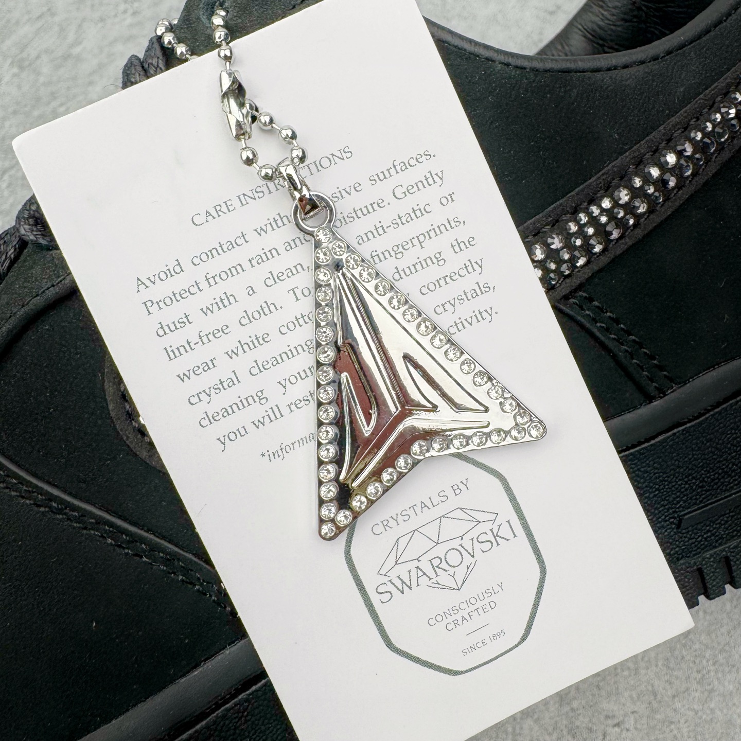 图片[11]-＃纯原 Swarovski x Ja Morant x Nike Air Force 1 空军一号莫兰特斯华洛世奇 三方联名 黑钻石 IQ9772-001 独家私模2025全新鱼鳞纹大底 咬花纹路更加清晰 全新排版鞋头倒置五角星 五角星对比旧版老版本 间距放大 星星缩小 全套官方原配件 防尘布袋 全鞋电脑针车 工整有序 视觉效果满分 原厂拉帮手法 标准四线 密度针距针孔大小控制到位 原装反口里网布海绵 正确卡色网眼大小 新版鞋撑改用纸团代替 原厂港宝加持完美还原灵魂版型 从里到外百分百还原 内置Sole气垫 中底白色背胶 已经无限的接近公司 原厂楦头 原厂刺绣 后跟弧度完美 独家私模最大开发到48.5 尺码：40 40.5 41 42 42.5 43 44 44.5 45 46 47.5 48.5-选品中心