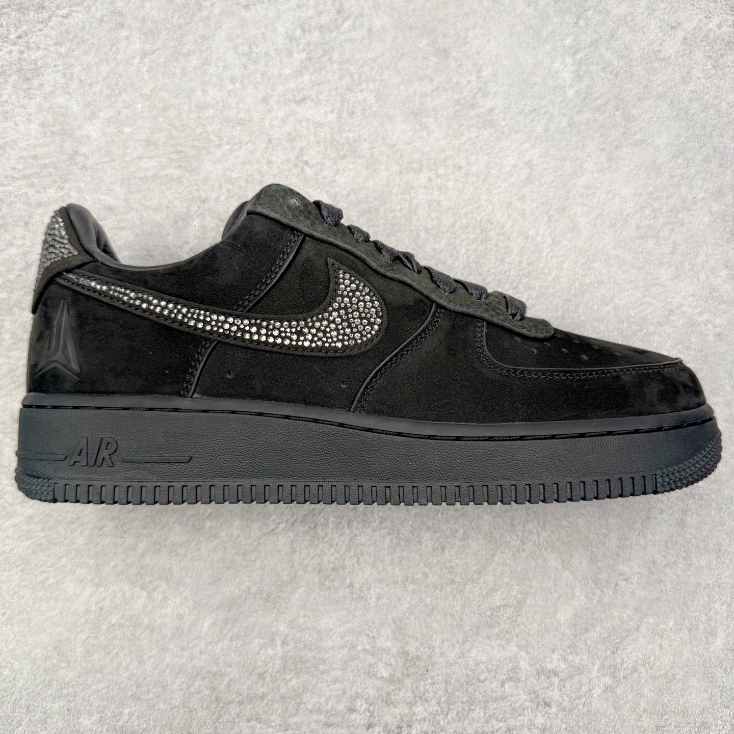 ＃纯原 Swarovski x Ja Morant x Nike Air Force 1 空军一号莫兰特斯华洛世奇 三方联名 黑钻石 IQ9772-001 独家私模2025全新鱼鳞纹大底 咬花纹路更加清晰 全新排版鞋头倒置五角星 五角星对比旧版老版本 间距放大 星星缩小 全套官方原配件 防尘布袋 全鞋电脑针车 工整有序 视觉效果满分 原厂拉帮手法 标准四线 密度针距针孔大小控制到位 原装反口里网布海绵 正确卡色网眼大小 新版鞋撑改用纸团代替 原厂港宝加持完美还原灵魂版型 从里到外百分百还原 内置Sole气垫 中底白色背胶 已经无限的接近公司 原厂楦头 原厂刺绣 后跟弧度完美 独家私模最大开发到48.5 尺码：40 40.5 41 42 42.5 43 44 44.5 45 46 47.5 48.5-选品中心