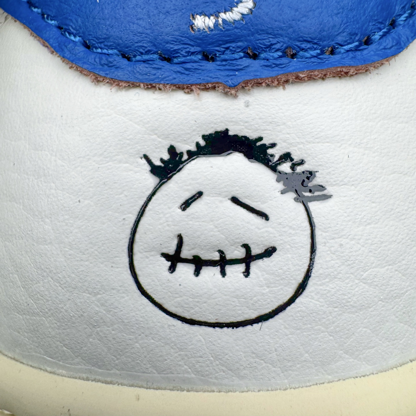 图片[13]-＃PK纯原 Travis Scott x Air Jordan AJ1 Low OG SP TS联名倒钩低帮 白蓝 DM7866-104 圈内最强倒钩系列 高端零售特供批次 产品品控稳定性领先行业 各方面均可对飙L版 良心定价不杀猪 SZ原厂全套原楦原纸板冲刀磨具开发 原厂皮料加持 原厂港宝加持定型后跟R度完美 同源原厂电绣 鬼脸飞翼针数密度立体效果一致 百分百一致原鞋 原厂拉帮工艺 针距密度一致 后跟弧度收口自然不对折 极致一眼正品既视感 进口玻璃冲刀皮料裁剪零毛边 全鞋电脑针车工艺 品控清洁度最高QC检验标准 免检产品 原厂订购鞋盒、鞋标、防尘纸、鞋撑、鞋带 追求极致的原厂味道 尺码：36 36.5 37.5 38 38.5 39 40 40.5 41 42 42.5 43 44 44.5 45 46 47.5-选品中心