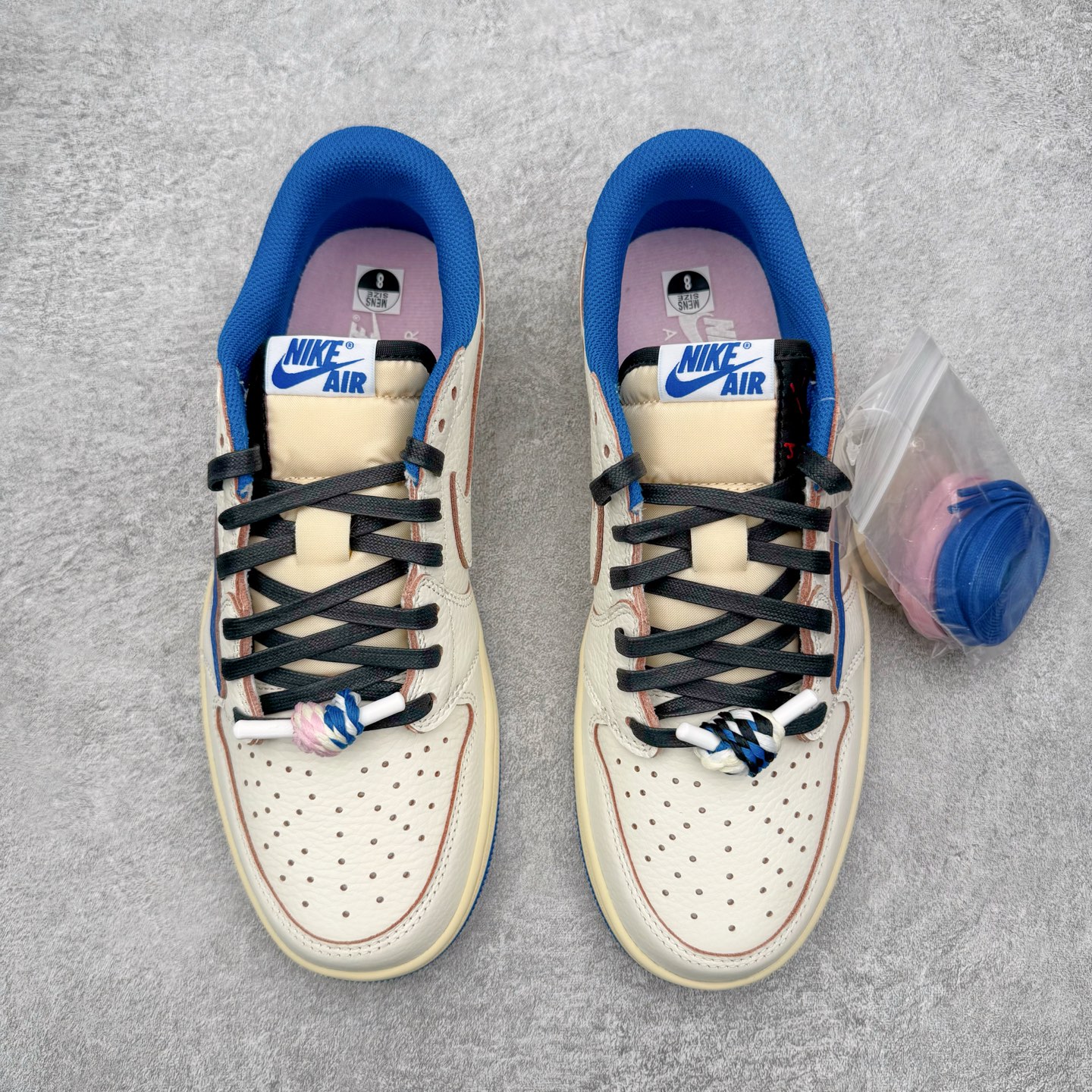 图片[2]-＃PK纯原 Travis Scott x Air Jordan AJ1 Low OG SP TS联名倒钩低帮 白蓝 DM7866-104 圈内最强倒钩系列 高端零售特供批次 产品品控稳定性领先行业 各方面均可对飙L版 良心定价不杀猪 SZ原厂全套原楦原纸板冲刀磨具开发 原厂皮料加持 原厂港宝加持定型后跟R度完美 同源原厂电绣 鬼脸飞翼针数密度立体效果一致 百分百一致原鞋 原厂拉帮工艺 针距密度一致 后跟弧度收口自然不对折 极致一眼正品既视感 进口玻璃冲刀皮料裁剪零毛边 全鞋电脑针车工艺 品控清洁度最高QC检验标准 免检产品 原厂订购鞋盒、鞋标、防尘纸、鞋撑、鞋带 追求极致的原厂味道 尺码：36 36.5 37.5 38 38.5 39 40 40.5 41 42 42.5 43 44 44.5 45 46 47.5-选品中心