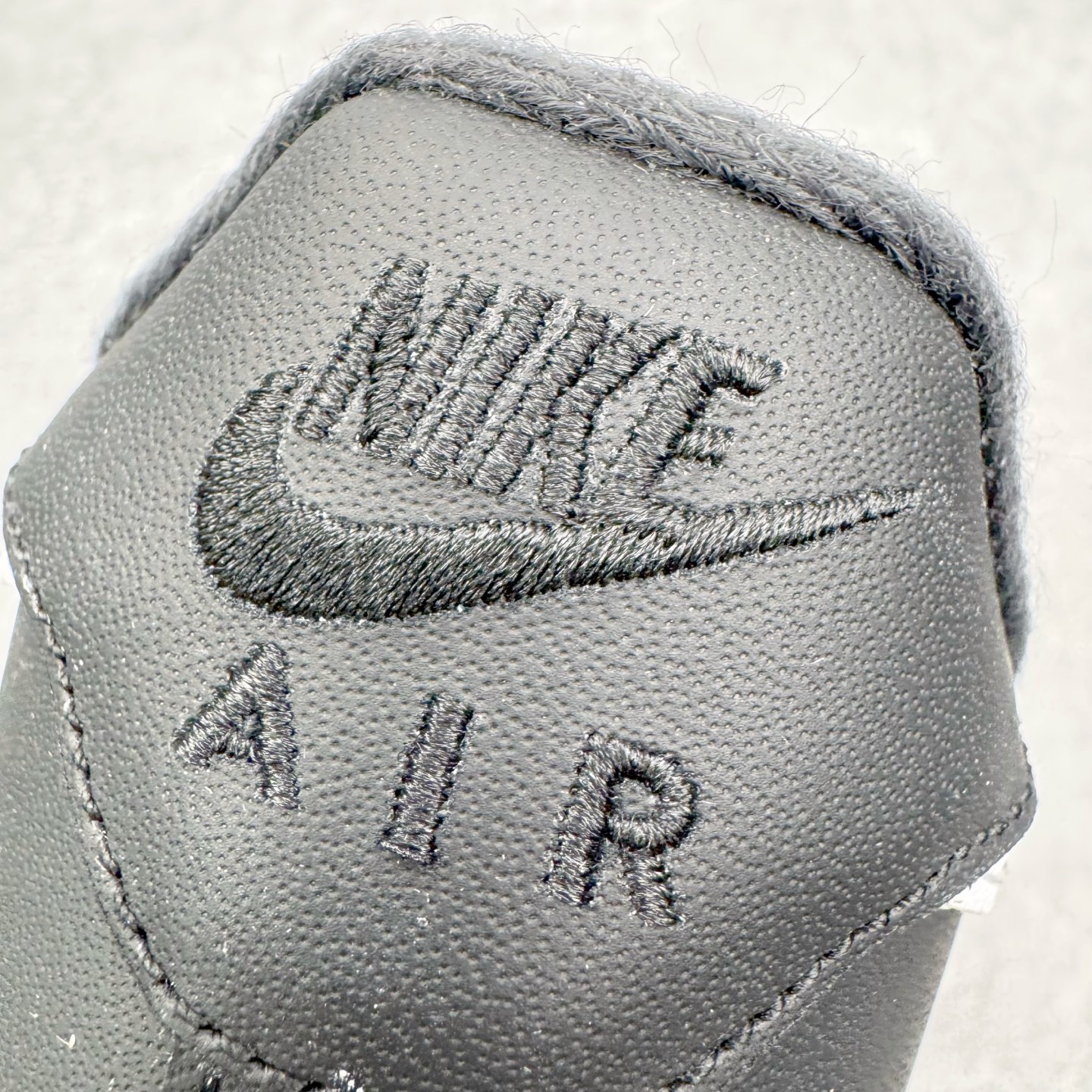 图片[15]-＃PK纯原 Supreme x NK AIR Force 1 Low 空军一号联名 黑白 CU9225-002 注意此配色为原厂皮料 独家私模2025全新鱼鳞纹大底 咬花纹路更加清晰 全新排版鞋头倒置五角星 五角星对比旧版老版本 间距放大 星星缩小 全套官方原配件 防尘布袋 全鞋电脑针车 工整有序 视觉效果满分 原厂拉帮手法 标准四线 密度针距针孔大小控制到位 原装反口里网布海绵 正确卡色网眼大小 新版鞋撑改用纸团代替 原厂港宝加持完美还原灵魂版型 从里到外百分百还原 内置Sole气垫 中底白色背胶 已经无限的接近公司 原厂楦头 原厂刺绣 后跟弧度完美 尺码：35.5 36 36.5 37.5 38 38.5 39 40 40.5 41 42 42.5 43 44 44.5 45 46-选品中心