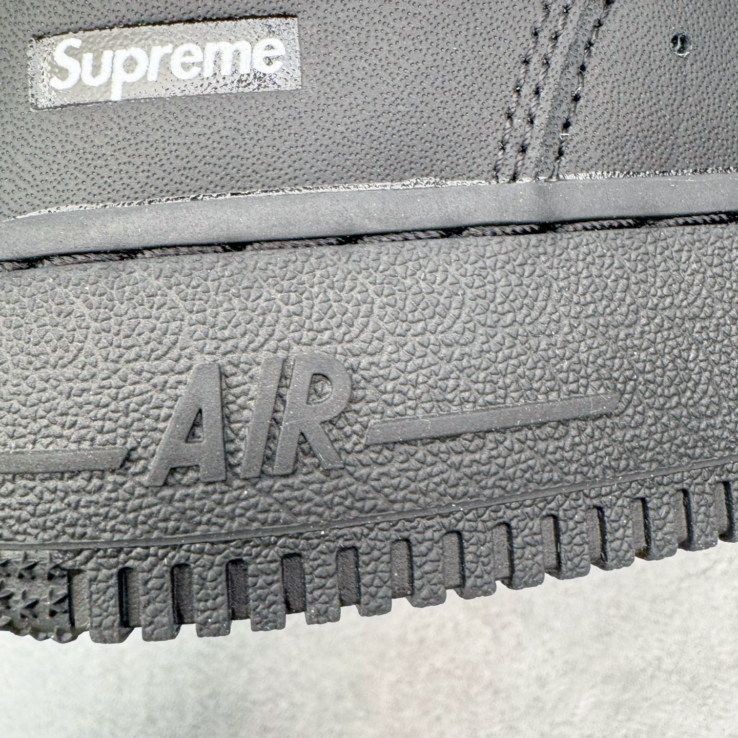 图片[16]-＃PK纯原 Supreme x NK AIR Force 1 Low 空军一号联名 黑白 CU9225-002 注意此配色为原厂皮料 独家私模2025全新鱼鳞纹大底 咬花纹路更加清晰 全新排版鞋头倒置五角星 五角星对比旧版老版本 间距放大 星星缩小 全套官方原配件 防尘布袋 全鞋电脑针车 工整有序 视觉效果满分 原厂拉帮手法 标准四线 密度针距针孔大小控制到位 原装反口里网布海绵 正确卡色网眼大小 新版鞋撑改用纸团代替 原厂港宝加持完美还原灵魂版型 从里到外百分百还原 内置Sole气垫 中底白色背胶 已经无限的接近公司 原厂楦头 原厂刺绣 后跟弧度完美 尺码：35.5 36 36.5 37.5 38 38.5 39 40 40.5 41 42 42.5 43 44 44.5 45 46-选品中心