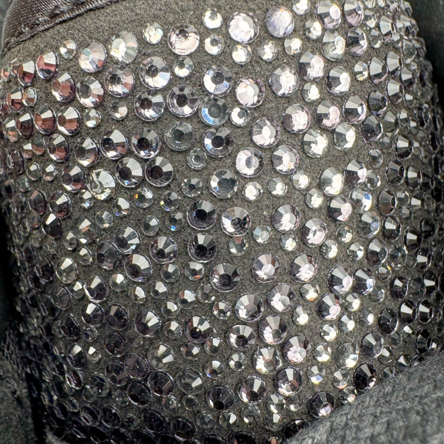 图片[22]-＃纯原 Swarovski x Ja Morant x Nike Air Force 1 空军一号莫兰特斯华洛世奇 三方联名 黑钻石 IQ9772-001 独家私模2025全新鱼鳞纹大底 咬花纹路更加清晰 全新排版鞋头倒置五角星 五角星对比旧版老版本 间距放大 星星缩小 全套官方原配件 防尘布袋 全鞋电脑针车 工整有序 视觉效果满分 原厂拉帮手法 标准四线 密度针距针孔大小控制到位 原装反口里网布海绵 正确卡色网眼大小 新版鞋撑改用纸团代替 原厂港宝加持完美还原灵魂版型 从里到外百分百还原 内置Sole气垫 中底白色背胶 已经无限的接近公司 原厂楦头 原厂刺绣 后跟弧度完美 独家私模最大开发到48.5 尺码：40 40.5 41 42 42.5 43 44 44.5 45 46 47.5 48.5-选品中心