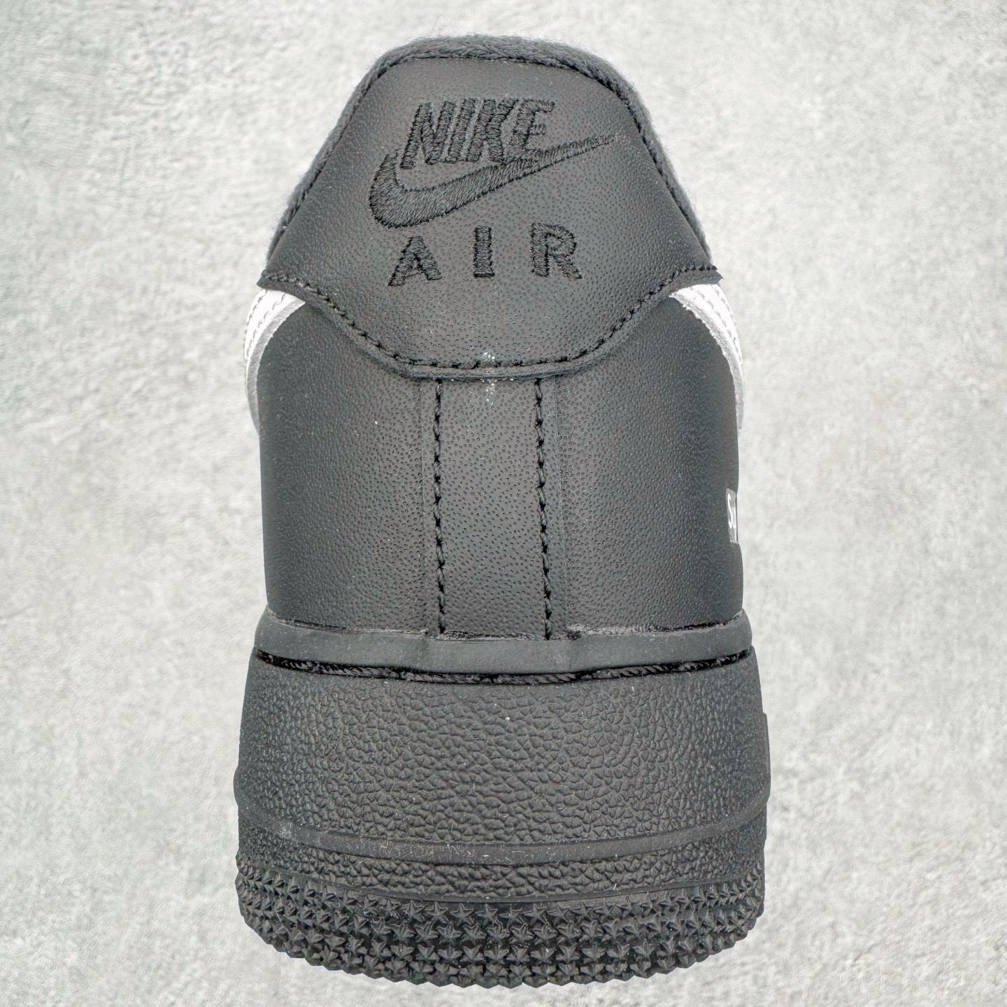 图片[8]-＃PK纯原 Supreme x NK AIR Force 1 Low 空军一号联名 黑白 CU9225-002 注意此配色为原厂皮料 独家私模2025全新鱼鳞纹大底 咬花纹路更加清晰 全新排版鞋头倒置五角星 五角星对比旧版老版本 间距放大 星星缩小 全套官方原配件 防尘布袋 全鞋电脑针车 工整有序 视觉效果满分 原厂拉帮手法 标准四线 密度针距针孔大小控制到位 原装反口里网布海绵 正确卡色网眼大小 新版鞋撑改用纸团代替 原厂港宝加持完美还原灵魂版型 从里到外百分百还原 内置Sole气垫 中底白色背胶 已经无限的接近公司 原厂楦头 原厂刺绣 后跟弧度完美 尺码：35.5 36 36.5 37.5 38 38.5 39 40 40.5 41 42 42.5 43 44 44.5 45 46-选品中心