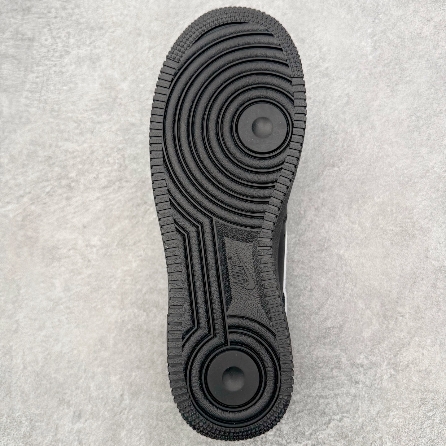 图片[9]-＃PK纯原 Supreme x NK AIR Force 1 Low 空军一号联名 黑白 CU9225-002 注意此配色为原厂皮料 独家私模2025全新鱼鳞纹大底 咬花纹路更加清晰 全新排版鞋头倒置五角星 五角星对比旧版老版本 间距放大 星星缩小 全套官方原配件 防尘布袋 全鞋电脑针车 工整有序 视觉效果满分 原厂拉帮手法 标准四线 密度针距针孔大小控制到位 原装反口里网布海绵 正确卡色网眼大小 新版鞋撑改用纸团代替 原厂港宝加持完美还原灵魂版型 从里到外百分百还原 内置Sole气垫 中底白色背胶 已经无限的接近公司 原厂楦头 原厂刺绣 后跟弧度完美 尺码：35.5 36 36.5 37.5 38 38.5 39 40 40.5 41 42 42.5 43 44 44.5 45 46-选品中心