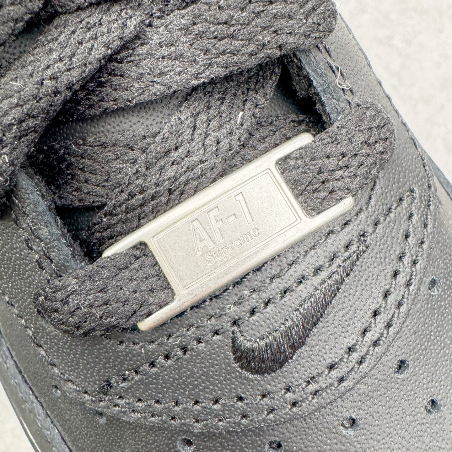 图片[13]-＃PK纯原 Supreme x NK AIR Force 1 Low 空军一号联名 黑白 CU9225-002 注意此配色为原厂皮料 独家私模2025全新鱼鳞纹大底 咬花纹路更加清晰 全新排版鞋头倒置五角星 五角星对比旧版老版本 间距放大 星星缩小 全套官方原配件 防尘布袋 全鞋电脑针车 工整有序 视觉效果满分 原厂拉帮手法 标准四线 密度针距针孔大小控制到位 原装反口里网布海绵 正确卡色网眼大小 新版鞋撑改用纸团代替 原厂港宝加持完美还原灵魂版型 从里到外百分百还原 内置Sole气垫 中底白色背胶 已经无限的接近公司 原厂楦头 原厂刺绣 后跟弧度完美 尺码：35.5 36 36.5 37.5 38 38.5 39 40 40.5 41 42 42.5 43 44 44.5 45 46-选品中心