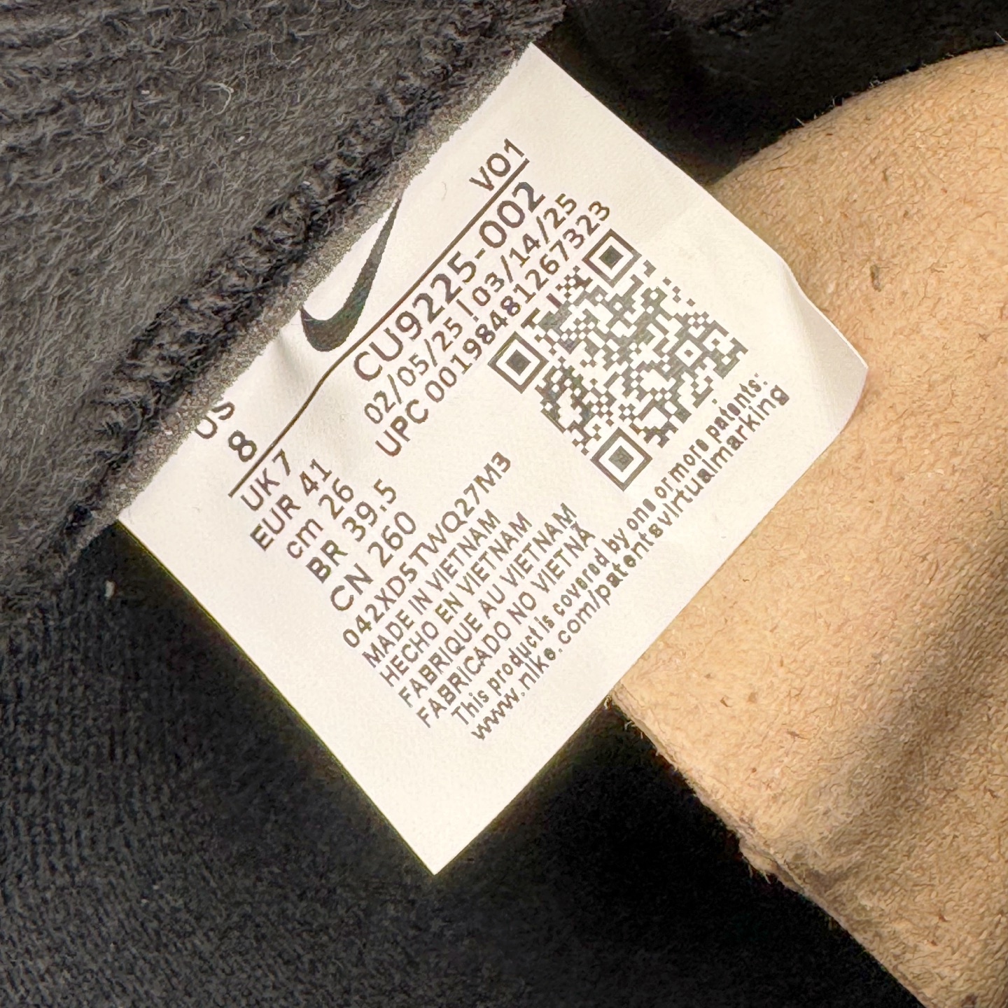 图片[11]-＃PK纯原 Supreme x NK AIR Force 1 Low 空军一号联名 黑白 CU9225-002 注意此配色为原厂皮料 独家私模2025全新鱼鳞纹大底 咬花纹路更加清晰 全新排版鞋头倒置五角星 五角星对比旧版老版本 间距放大 星星缩小 全套官方原配件 防尘布袋 全鞋电脑针车 工整有序 视觉效果满分 原厂拉帮手法 标准四线 密度针距针孔大小控制到位 原装反口里网布海绵 正确卡色网眼大小 新版鞋撑改用纸团代替 原厂港宝加持完美还原灵魂版型 从里到外百分百还原 内置Sole气垫 中底白色背胶 已经无限的接近公司 原厂楦头 原厂刺绣 后跟弧度完美 尺码：35.5 36 36.5 37.5 38 38.5 39 40 40.5 41 42 42.5 43 44 44.5 45 46-选品中心