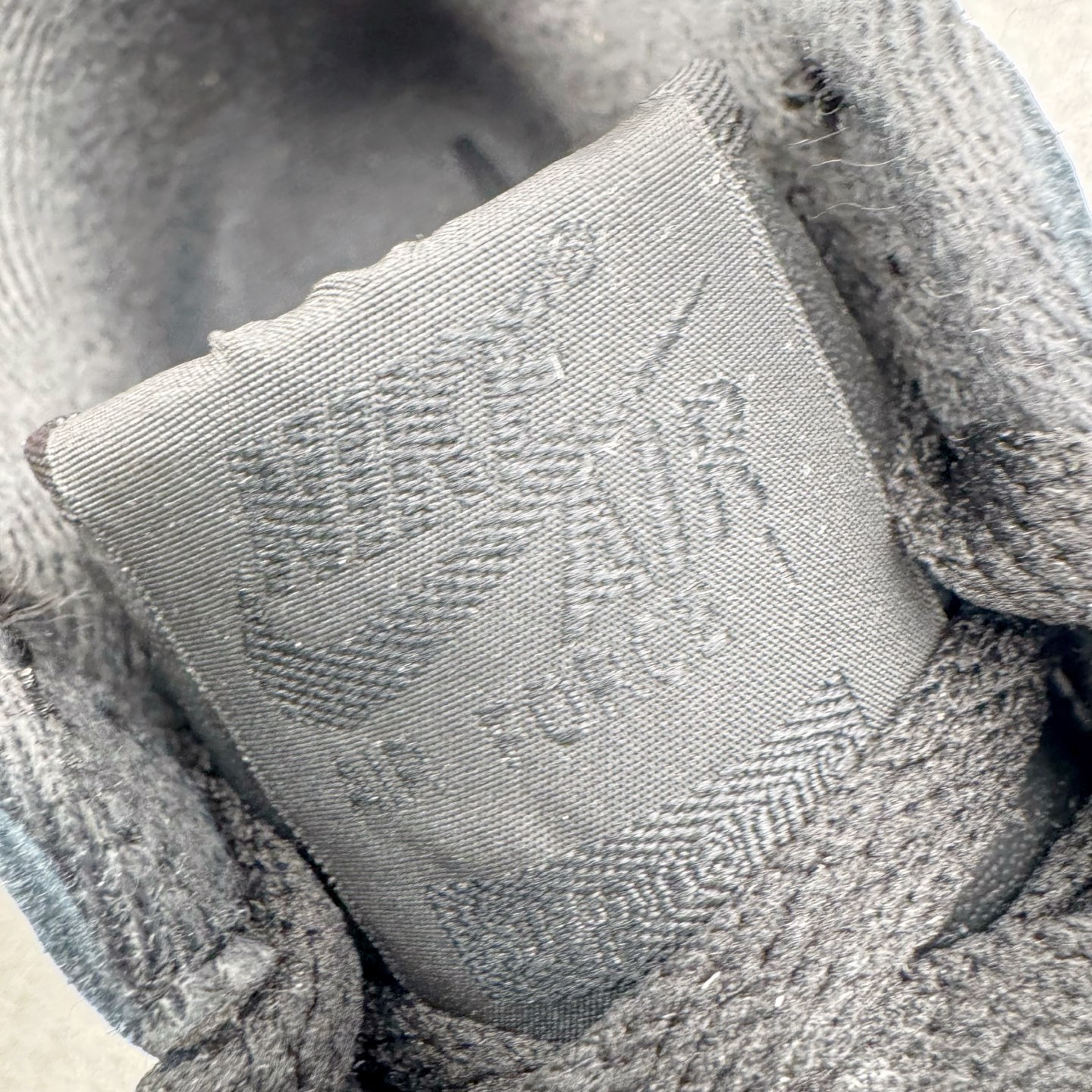 图片[12]-＃PK纯原 Supreme x NK AIR Force 1 Low 空军一号联名 黑白 CU9225-002 注意此配色为原厂皮料 独家私模2025全新鱼鳞纹大底 咬花纹路更加清晰 全新排版鞋头倒置五角星 五角星对比旧版老版本 间距放大 星星缩小 全套官方原配件 防尘布袋 全鞋电脑针车 工整有序 视觉效果满分 原厂拉帮手法 标准四线 密度针距针孔大小控制到位 原装反口里网布海绵 正确卡色网眼大小 新版鞋撑改用纸团代替 原厂港宝加持完美还原灵魂版型 从里到外百分百还原 内置Sole气垫 中底白色背胶 已经无限的接近公司 原厂楦头 原厂刺绣 后跟弧度完美 尺码：35.5 36 36.5 37.5 38 38.5 39 40 40.5 41 42 42.5 43 44 44.5 45 46-选品中心