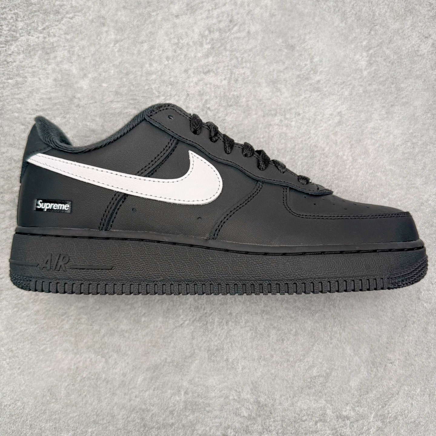 ＃PK纯原 Supreme x NK AIR Force 1 Low 空军一号联名 黑白 CU9225-002 注意此配色为原厂皮料 独家私模2025全新鱼鳞纹大底 咬花纹路更加清晰 全新排版鞋头倒置五角星 五角星对比旧版老版本 间距放大 星星缩小 全套官方原配件 防尘布袋 全鞋电脑针车 工整有序 视觉效果满分 原厂拉帮手法 标准四线 密度针距针孔大小控制到位 原装反口里网布海绵 正确卡色网眼大小 新版鞋撑改用纸团代替 原厂港宝加持完美还原灵魂版型 从里到外百分百还原 内置Sole气垫 中底白色背胶 已经无限的接近公司 原厂楦头 原厂刺绣 后跟弧度完美 尺码：35.5 36 36.5 37.5 38 38.5 39 40 40.5 41 42 42.5 43 44 44.5 45 46-选品中心