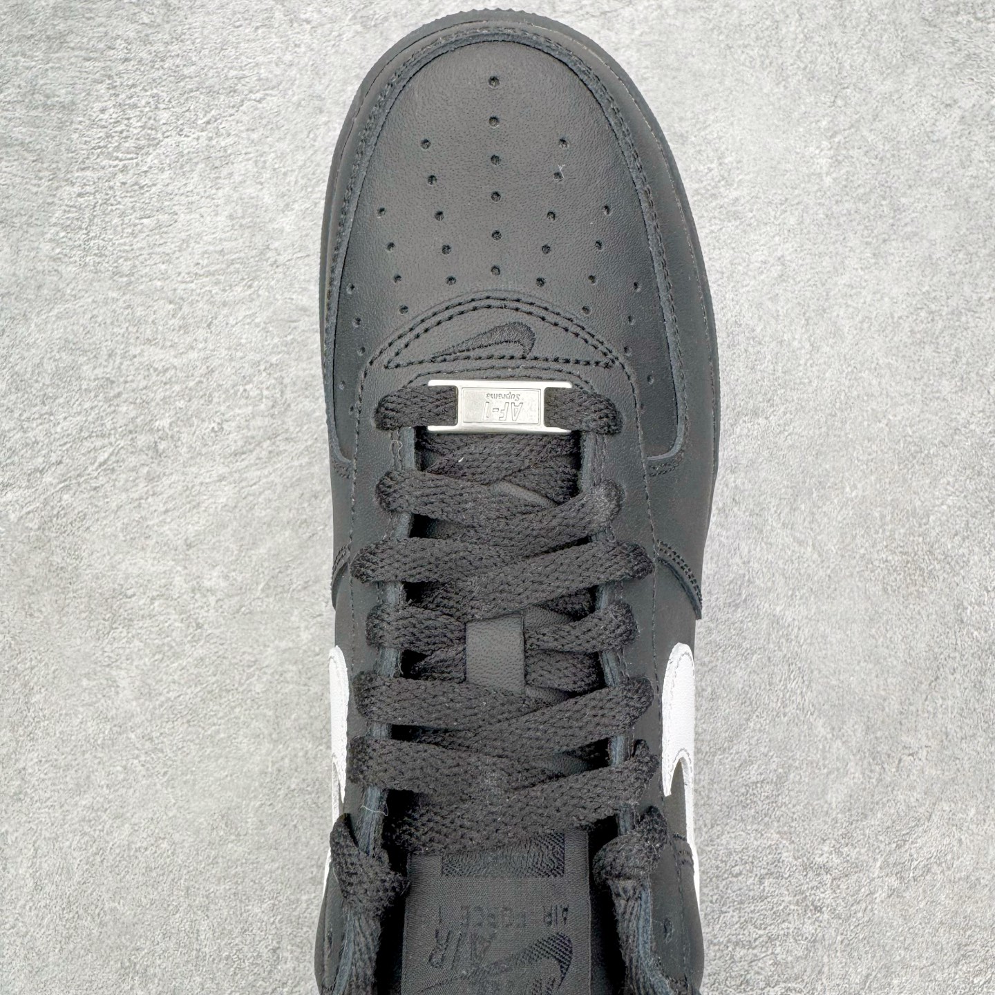 图片[4]-＃PK纯原 Supreme x NK AIR Force 1 Low 空军一号联名 黑白 CU9225-002 注意此配色为原厂皮料 独家私模2025全新鱼鳞纹大底 咬花纹路更加清晰 全新排版鞋头倒置五角星 五角星对比旧版老版本 间距放大 星星缩小 全套官方原配件 防尘布袋 全鞋电脑针车 工整有序 视觉效果满分 原厂拉帮手法 标准四线 密度针距针孔大小控制到位 原装反口里网布海绵 正确卡色网眼大小 新版鞋撑改用纸团代替 原厂港宝加持完美还原灵魂版型 从里到外百分百还原 内置Sole气垫 中底白色背胶 已经无限的接近公司 原厂楦头 原厂刺绣 后跟弧度完美 尺码：35.5 36 36.5 37.5 38 38.5 39 40 40.5 41 42 42.5 43 44 44.5 45 46-选品中心