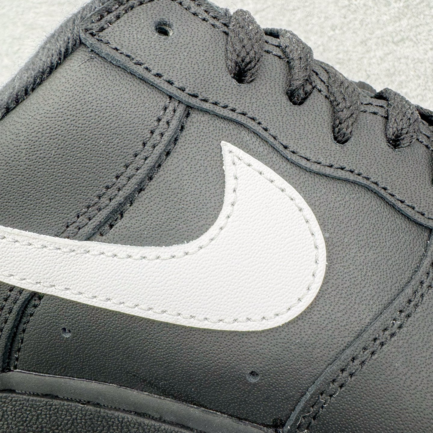 图片[19]-＃PK纯原 Supreme x NK AIR Force 1 Low 空军一号联名 黑白 CU9225-002 注意此配色为原厂皮料 独家私模2025全新鱼鳞纹大底 咬花纹路更加清晰 全新排版鞋头倒置五角星 五角星对比旧版老版本 间距放大 星星缩小 全套官方原配件 防尘布袋 全鞋电脑针车 工整有序 视觉效果满分 原厂拉帮手法 标准四线 密度针距针孔大小控制到位 原装反口里网布海绵 正确卡色网眼大小 新版鞋撑改用纸团代替 原厂港宝加持完美还原灵魂版型 从里到外百分百还原 内置Sole气垫 中底白色背胶 已经无限的接近公司 原厂楦头 原厂刺绣 后跟弧度完美 尺码：35.5 36 36.5 37.5 38 38.5 39 40 40.5 41 42 42.5 43 44 44.5 45 46-选品中心