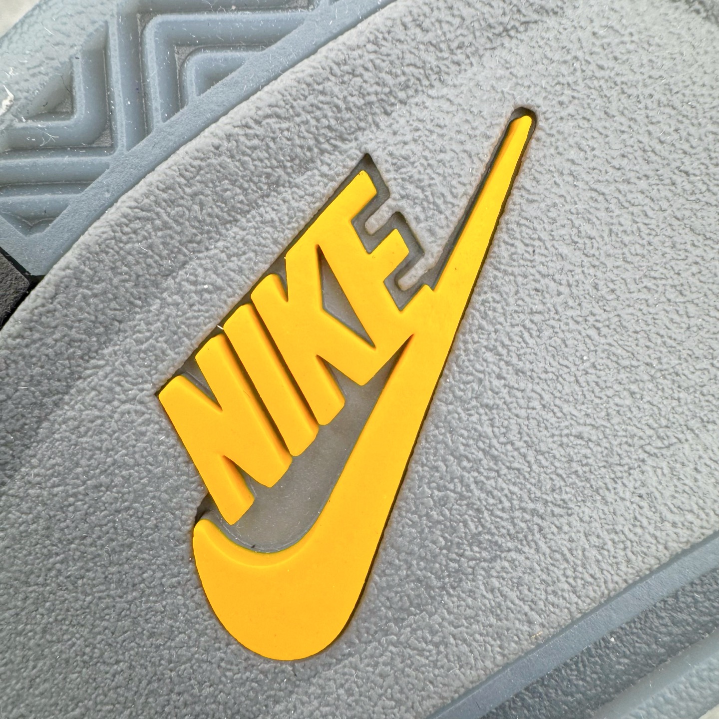 图片[11]-＃GX Air Jordan AJ4 Retro “Imperial Purple” 帝王紫 FV5029-500 全新批次 重点区分市面 唯一正确细节 后跟饰片中心位置有合模线 超弹硅胶材质 内层不织布补强 补强为硅胶提供更强耐久性 避免断裂 圈内最强四代 独家外贸特供尺码含 45.5 49.5 50.5 耗时半年巨作 全套原纸板楦头开发 原厂特供皮料加持 确保原汁原味 完美呈现四代版型 一比一鞋头弧度高度鞋身弧度 数据细节工艺流程均保持原鞋一致 原厂TPU网格鞋带扣 正确内里网布 菱角分明不变形无多余毛边 柔软性质感一致于原鞋 市场唯一原厂鞋扣模具 背面可见隐藏注塑口 原厂织唛标 原厂飞人电绣工艺 尾指中部跳三针 独家绑鞋带手法 印刷中底布 四线拉帮 米色美纹纸贴合固定 进口港宝加持 后跟自然饱满 全鞋荧光划线卡点 追求极致完美 每一双都是工艺品 多重QC质检 超越公司货的品控标准 实实在在的免检产品 尺码：40 40.5 41 42 42.5 43 44 44.5 45 45.5 46 47.5 48.5 49.5 50.5-选品中心