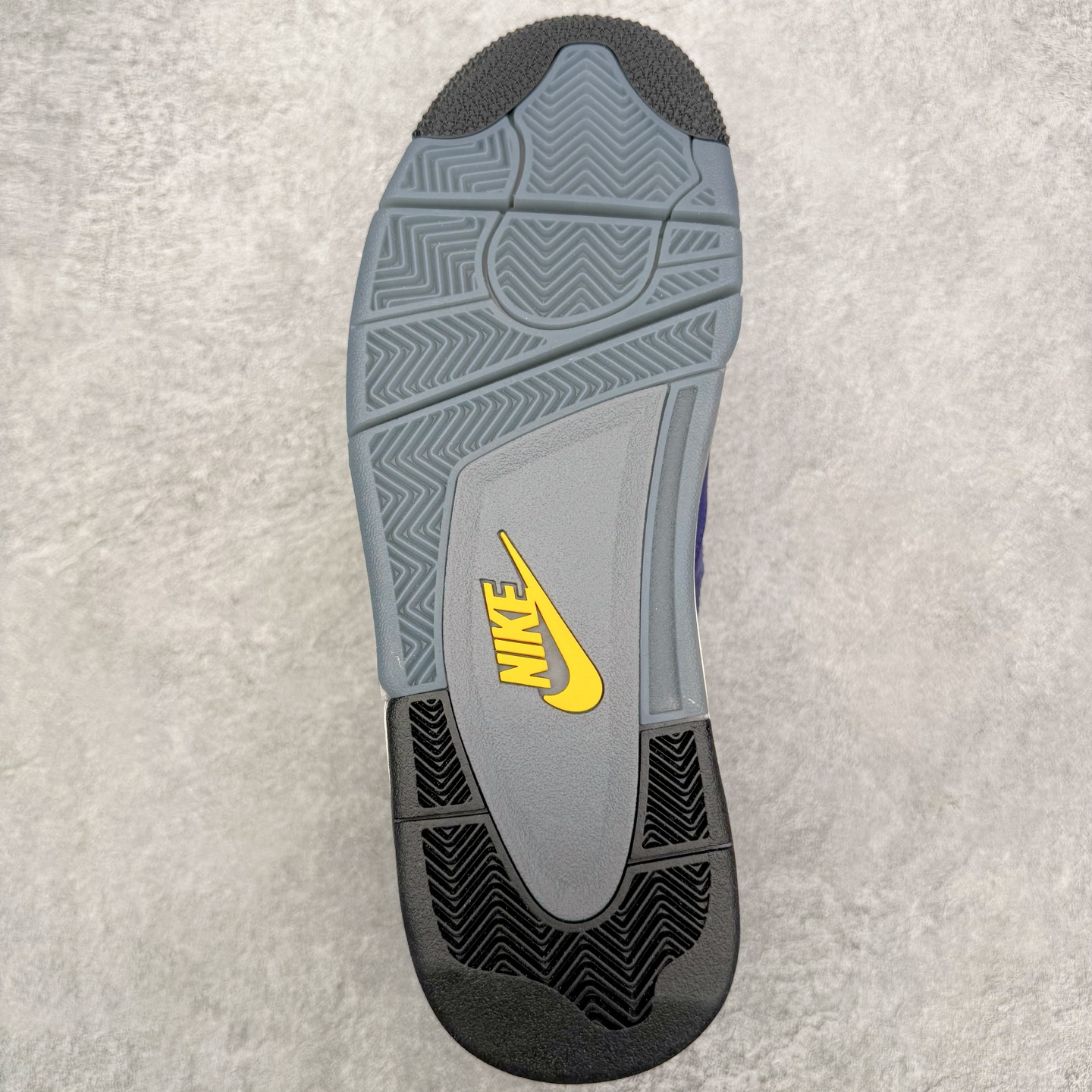 图片[9]-＃GX Air Jordan AJ4 Retro “Imperial Purple” 帝王紫 FV5029-500 全新批次 重点区分市面 唯一正确细节 后跟饰片中心位置有合模线 超弹硅胶材质 内层不织布补强 补强为硅胶提供更强耐久性 避免断裂 圈内最强四代 独家外贸特供尺码含 45.5 49.5 50.5 耗时半年巨作 全套原纸板楦头开发 原厂特供皮料加持 确保原汁原味 完美呈现四代版型 一比一鞋头弧度高度鞋身弧度 数据细节工艺流程均保持原鞋一致 原厂TPU网格鞋带扣 正确内里网布 菱角分明不变形无多余毛边 柔软性质感一致于原鞋 市场唯一原厂鞋扣模具 背面可见隐藏注塑口 原厂织唛标 原厂飞人电绣工艺 尾指中部跳三针 独家绑鞋带手法 印刷中底布 四线拉帮 米色美纹纸贴合固定 进口港宝加持 后跟自然饱满 全鞋荧光划线卡点 追求极致完美 每一双都是工艺品 多重QC质检 超越公司货的品控标准 实实在在的免检产品 尺码：40 40.5 41 42 42.5 43 44 44.5 45 45.5 46 47.5 48.5 49.5 50.5-选品中心