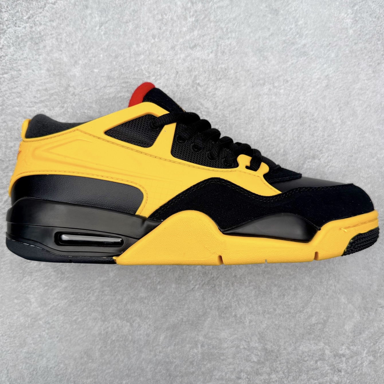 ＃KZ纯原 Air Jordan AJ4 RM 重制版低帮复古篮球鞋 FQ7939-007 亲自操刀耗时半年巨作 全套原纸板楦头开发 确保原汁原味 完美呈现版型 一比一鞋头弧度高度鞋身弧度 原厂TPU 正确内里网布 菱角分明不变形无多余毛边 柔软性质感一致于原鞋 原厂织唛标 原厂飞人电绣工艺 尾指中部跳三针 独家绑鞋带手法 印刷中底布 四线拉帮 米色美纹纸贴合固定 进口港宝加持 后跟自然饱满 全鞋荧光划线卡点 追求极致完美 每一双都是工艺品 多重QC质检 超越公司货的品控标准 实实在在的免检产品 采用了低帮的设计 并保留了众多AJ4的经典元素 鞋身以皮革、麂皮材质拼接打造 AJ4经典的TPU材质延伸至后跟 增强鞋款稳定性 而鞋身侧面的网格设计则被取消 尾部的NIKE AIR标志也得到保留 并同时带有飞人logo 中底部分同样搭载了可视AIR气垫 鞋底采用米白色中底和外底呈现 为整个设计收尾 尺码：36 36.5 37.5 38 38.5 39 40 40.5 41 42 42.5 43 44 44.5 45 46 47.5 48.5-选品中心