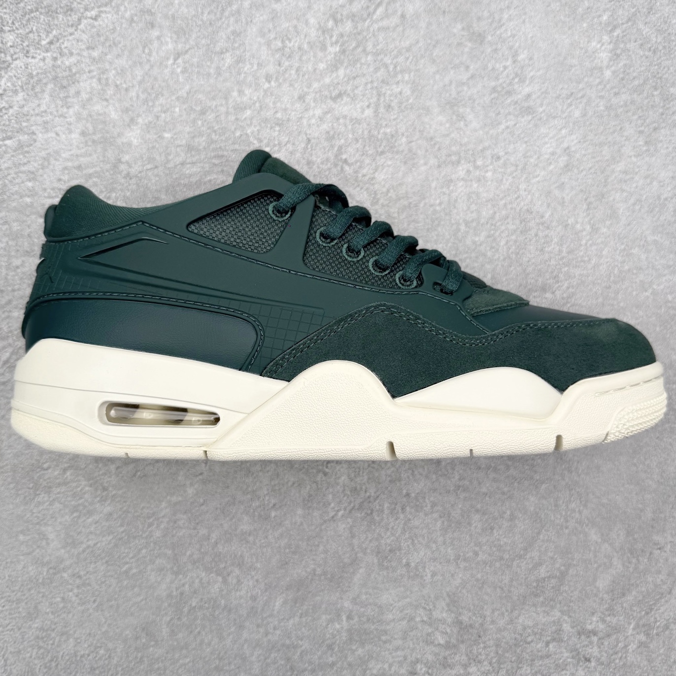 图片[7]-＃KZ纯原 Air Jordan AJ4 RM 重制版低帮复古篮球鞋 亲自操刀耗时半年巨作 全套原纸板楦头开发 确保原汁原味 完美呈现版型 一比一鞋头弧度高度鞋身弧度 原厂TPU 正确内里网布 菱角分明不变形无多余毛边 柔软性质感一致于原鞋 原厂织唛标 原厂飞人电绣工艺 尾指中部跳三针 独家绑鞋带手法 印刷中底布 四线拉帮 米色美纹纸贴合固定 进口港宝加持 后跟自然饱满 全鞋荧光划线卡点 追求极致完美 每一双都是工艺品 多重QC质检 超越公司货的品控标准 实实在在的免检产品 采用了低帮的设计 并保留了众多AJ4的经典元素 鞋身以皮革、麂皮材质拼接打造 AJ4经典的TPU材质延伸至后跟 增强鞋款稳定性 而鞋身侧面的网格设计则被取消 尾部的NIKE AIR标志也得到保留 并同时带有飞人logo 中底部分同样搭载了可视AIR气垫 鞋底采用米白色中底和外底呈现 为整个设计收尾 尺码：36 36.5 37.5 38 38.5 39 40 40.5 41 42 42.5 43 44 44.5 45 46 47.5 48.5-选品中心