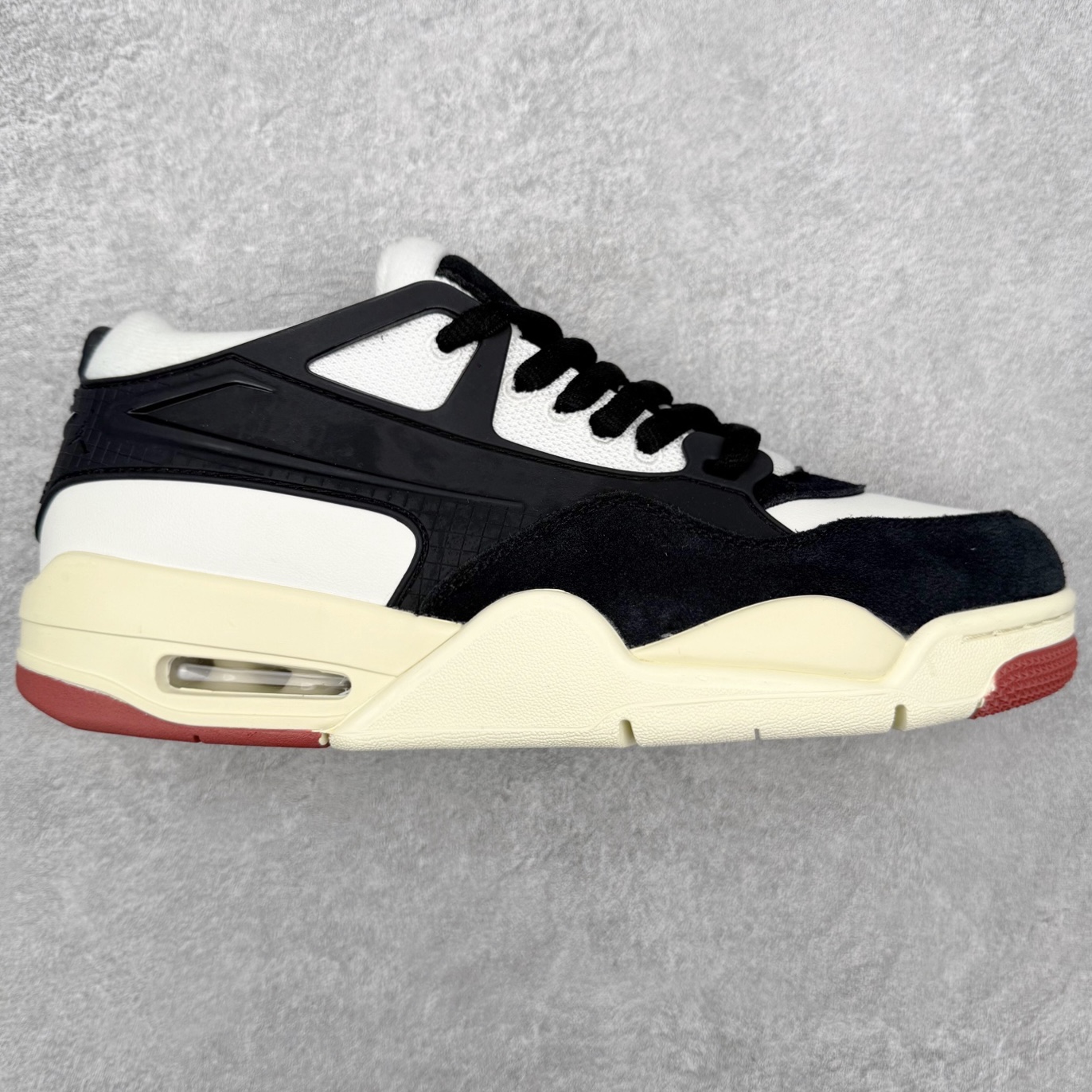 ＃KZ纯原 Air Jordan AJ4 RM 重制版低帮复古篮球鞋 FQ7939-100 亲自操刀耗时半年巨作 全套原纸板楦头开发 确保原汁原味 完美呈现版型 一比一鞋头弧度高度鞋身弧度 原厂TPU 正确内里网布 菱角分明不变形无多余毛边 柔软性质感一致于原鞋 原厂织唛标 原厂飞人电绣工艺 尾指中部跳三针 独家绑鞋带手法 印刷中底布 四线拉帮 米色美纹纸贴合固定 进口港宝加持 后跟自然饱满 全鞋荧光划线卡点 追求极致完美 每一双都是工艺品 多重QC质检 超越公司货的品控标准 实实在在的免检产品 采用了低帮的设计 并保留了众多AJ4的经典元素 鞋身以皮革、麂皮材质拼接打造 AJ4经典的TPU材质延伸至后跟 增强鞋款稳定性 而鞋身侧面的网格设计则被取消 尾部的NIKE AIR标志也得到保留 并同时带有飞人logo 中底部分同样搭载了可视AIR气垫 鞋底采用米白色中底和外底呈现 为整个设计收尾 尺码：36 36.5 37.5 38 38.5 39 40 40.5 41 42 42.5 43 44 44.5 45 46 47.5 48.5-选品中心