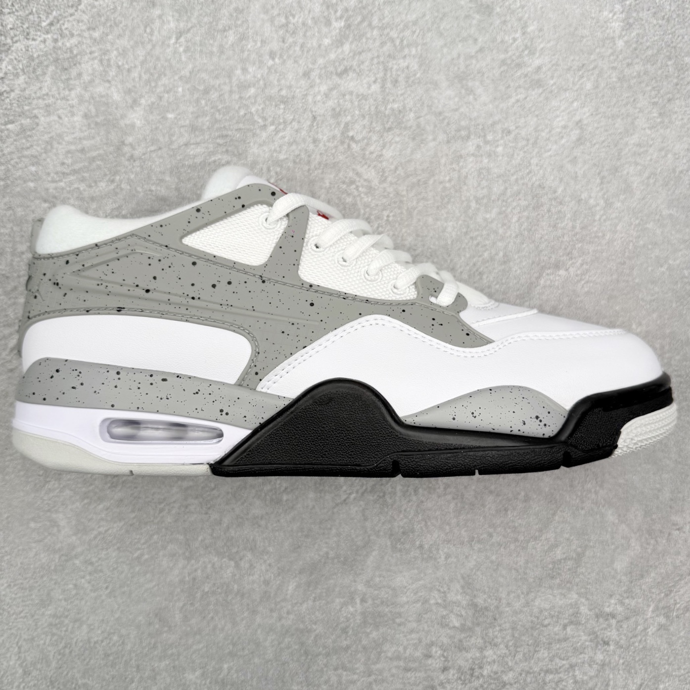 图片[3]-＃KZ纯原 Air Jordan AJ4 RM 重制版低帮复古篮球鞋 亲自操刀耗时半年巨作 全套原纸板楦头开发 确保原汁原味 完美呈现版型 一比一鞋头弧度高度鞋身弧度 原厂TPU 正确内里网布 菱角分明不变形无多余毛边 柔软性质感一致于原鞋 原厂织唛标 原厂飞人电绣工艺 尾指中部跳三针 独家绑鞋带手法 印刷中底布 四线拉帮 米色美纹纸贴合固定 进口港宝加持 后跟自然饱满 全鞋荧光划线卡点 追求极致完美 每一双都是工艺品 多重QC质检 超越公司货的品控标准 实实在在的免检产品 采用了低帮的设计 并保留了众多AJ4的经典元素 鞋身以皮革、麂皮材质拼接打造 AJ4经典的TPU材质延伸至后跟 增强鞋款稳定性 而鞋身侧面的网格设计则被取消 尾部的NIKE AIR标志也得到保留 并同时带有飞人logo 中底部分同样搭载了可视AIR气垫 鞋底采用米白色中底和外底呈现 为整个设计收尾 尺码：36 36.5 37.5 38 38.5 39 40 40.5 41 42 42.5 43 44 44.5 45 46 47.5 48.5-选品中心