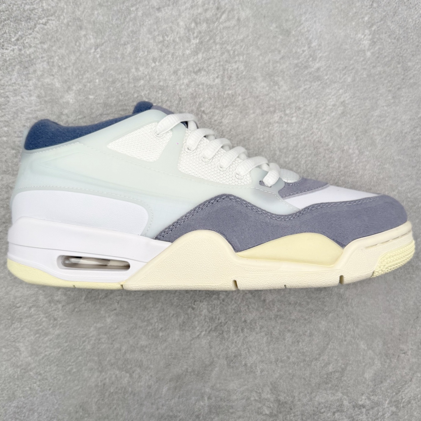 图片[2]-＃KZ纯原 Air Jordan AJ4 RM 重制版低帮复古篮球鞋 亲自操刀耗时半年巨作 全套原纸板楦头开发 确保原汁原味 完美呈现版型 一比一鞋头弧度高度鞋身弧度 原厂TPU 正确内里网布 菱角分明不变形无多余毛边 柔软性质感一致于原鞋 原厂织唛标 原厂飞人电绣工艺 尾指中部跳三针 独家绑鞋带手法 印刷中底布 四线拉帮 米色美纹纸贴合固定 进口港宝加持 后跟自然饱满 全鞋荧光划线卡点 追求极致完美 每一双都是工艺品 多重QC质检 超越公司货的品控标准 实实在在的免检产品 采用了低帮的设计 并保留了众多AJ4的经典元素 鞋身以皮革、麂皮材质拼接打造 AJ4经典的TPU材质延伸至后跟 增强鞋款稳定性 而鞋身侧面的网格设计则被取消 尾部的NIKE AIR标志也得到保留 并同时带有飞人logo 中底部分同样搭载了可视AIR气垫 鞋底采用米白色中底和外底呈现 为整个设计收尾 尺码：36 36.5 37.5 38 38.5 39 40 40.5 41 42 42.5 43 44 44.5 45 46 47.5 48.5-选品中心