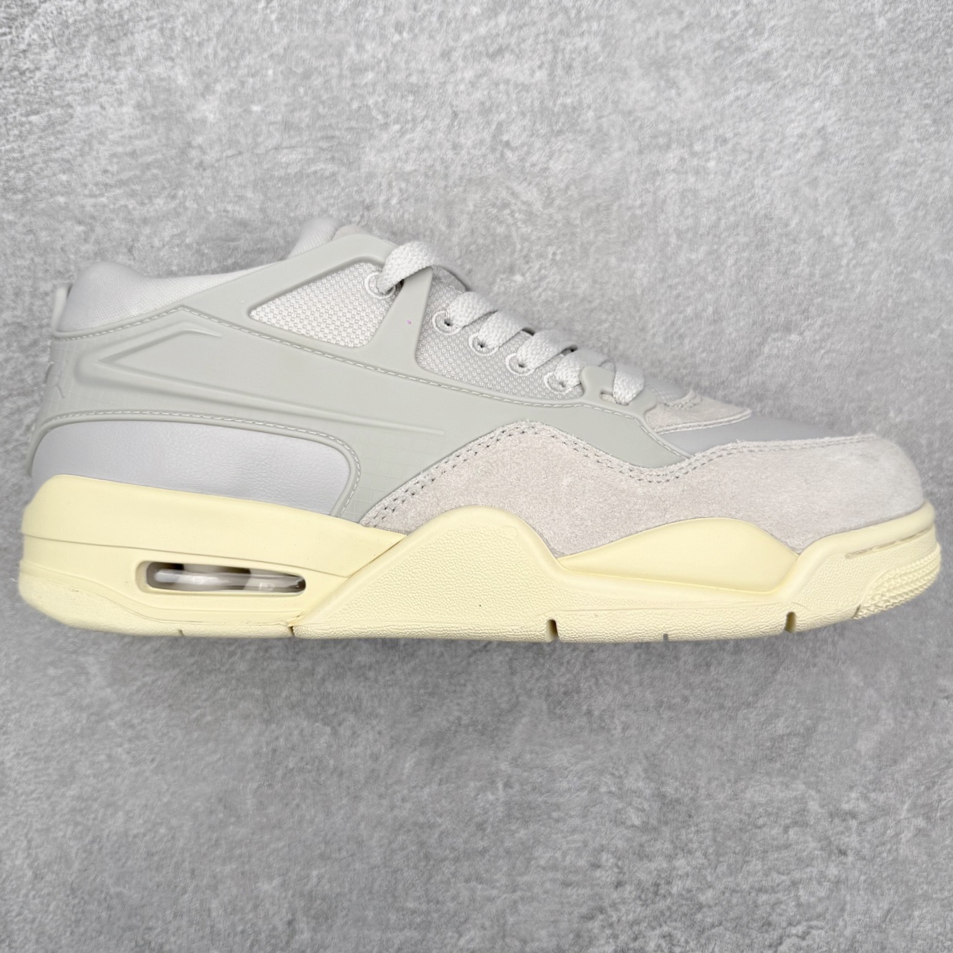 ＃KZ纯原 Air Jordan AJ4 RM 重制版低帮复古篮球鞋 FQ7940-001 亲自操刀耗时半年巨作 全套原纸板楦头开发 确保原汁原味 完美呈现版型 一比一鞋头弧度高度鞋身弧度 原厂TPU 正确内里网布 菱角分明不变形无多余毛边 柔软性质感一致于原鞋 原厂织唛标 原厂飞人电绣工艺 尾指中部跳三针 独家绑鞋带手法 印刷中底布 四线拉帮 米色美纹纸贴合固定 进口港宝加持 后跟自然饱满 全鞋荧光划线卡点 追求极致完美 每一双都是工艺品 多重QC质检 超越公司货的品控标准 实实在在的免检产品 采用了低帮的设计 并保留了众多AJ4的经典元素 鞋身以皮革、麂皮材质拼接打造 AJ4经典的TPU材质延伸至后跟 增强鞋款稳定性 而鞋身侧面的网格设计则被取消 尾部的NIKE AIR标志也得到保留 并同时带有飞人logo 中底部分同样搭载了可视AIR气垫 鞋底采用米白色中底和外底呈现 为整个设计收尾 尺码：36 36.5 37.5 38 38.5 39 40 40.5 41 42 42.5 43 44 44.5 45 46 47.5 48.5-选品中心