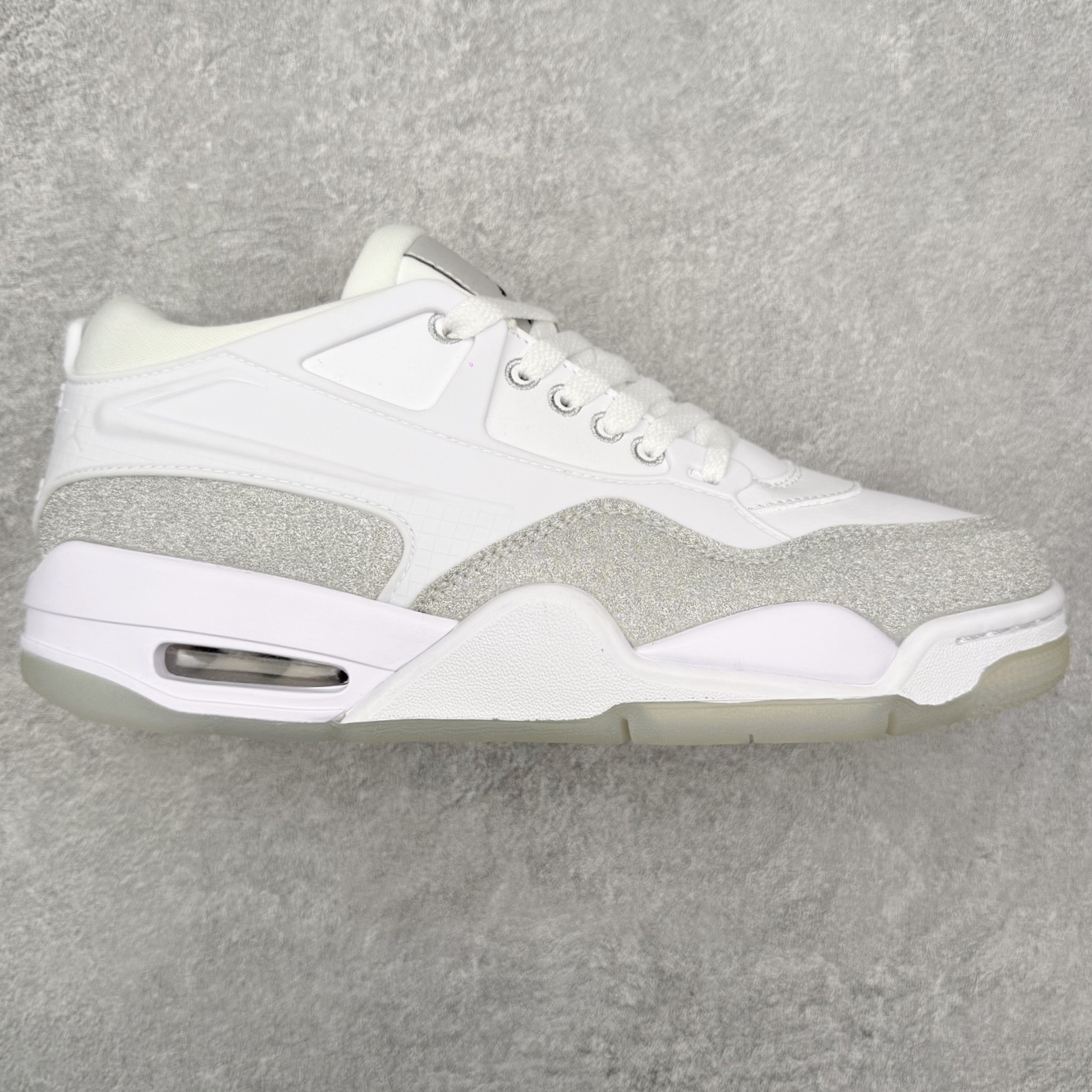 ＃KZ纯原 Air Jordan AJ4 RM 重制版低帮复古篮球鞋 HQ3441-111 亲自操刀耗时半年巨作 全套原纸板楦头开发 确保原汁原味 完美呈现版型 一比一鞋头弧度高度鞋身弧度 原厂TPU 正确内里网布 菱角分明不变形无多余毛边 柔软性质感一致于原鞋 原厂织唛标 原厂飞人电绣工艺 尾指中部跳三针 独家绑鞋带手法 印刷中底布 四线拉帮 米色美纹纸贴合固定 进口港宝加持 后跟自然饱满 全鞋荧光划线卡点 追求极致完美 每一双都是工艺品 多重QC质检 超越公司货的品控标准 实实在在的免检产品 采用了低帮的设计 并保留了众多AJ4的经典元素 鞋身以皮革、麂皮材质拼接打造 AJ4经典的TPU材质延伸至后跟 增强鞋款稳定性 而鞋身侧面的网格设计则被取消 尾部的NIKE AIR标志也得到保留 并同时带有飞人logo 中底部分同样搭载了可视AIR气垫 鞋底采用米白色中底和外底呈现 为整个设计收尾 尺码：36 36.5 37.5 38 38.5 39 40 40.5 41 42 42.5 43 44 44.5 45 46 47.5 48.5-选品中心